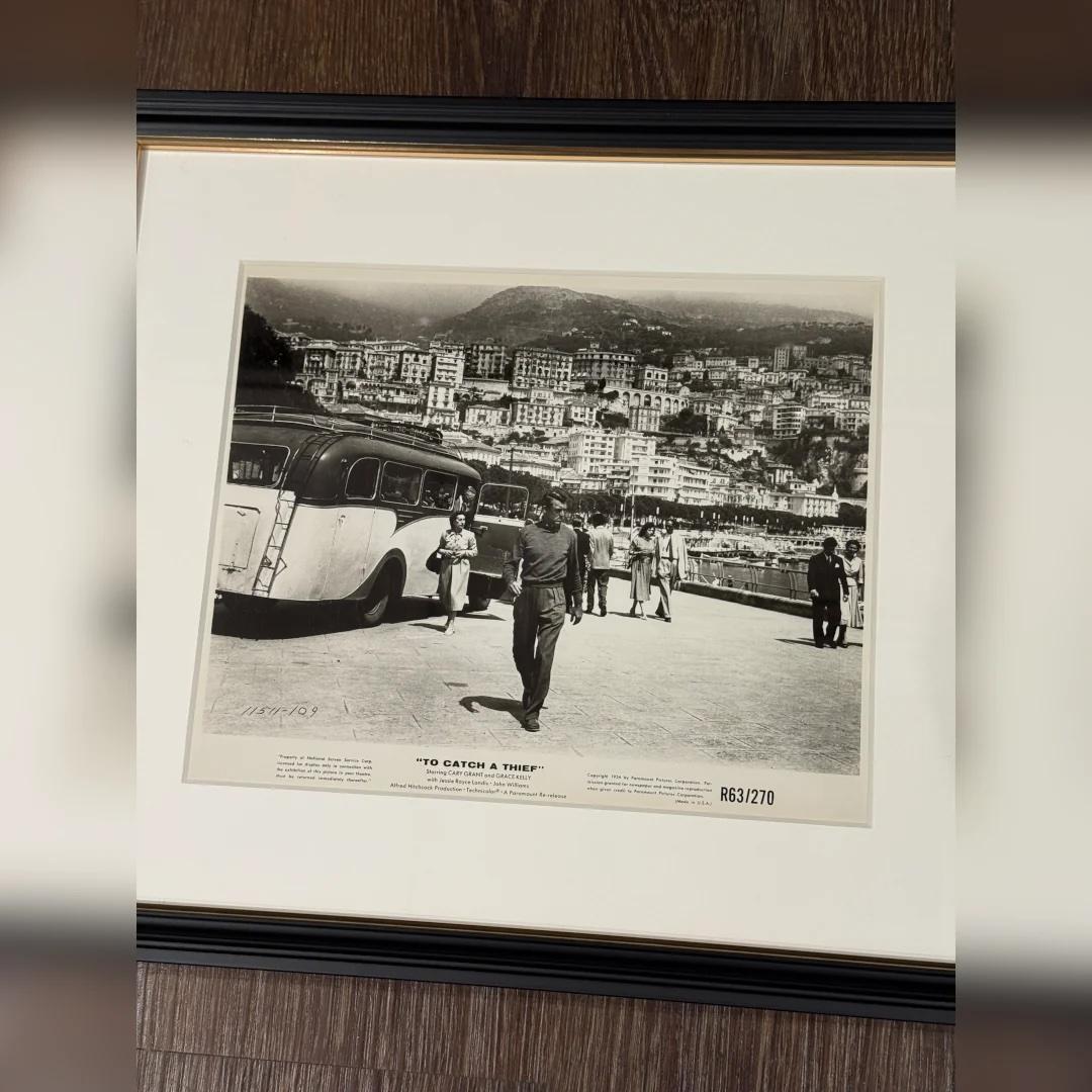 To Catch A Thief (1963r) - FRAMED
Foto Standbild (8 X 10 Zoll)

Original 1963 Re-Release Paramount Pictures Photographic Production Still #11511-109.

Dies ist ein wunderschön gerahmtes Standbild aus Alfred Hitchcocks Klassiker To Catch a Thief von