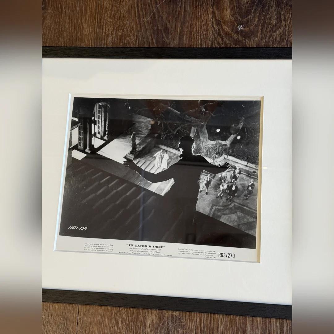 To Catch A Thief (1963r) - FRAMED
Foto Standbild (8 X 10 Zoll)

Original 1963 wiederveröffentlichtes fotografisches Produktionsstandbild #11511-124.

Vom Meister der Spannung, Alfred Hitchcock, stammt To Catch a Thief - ein glamouröser Thriller mit