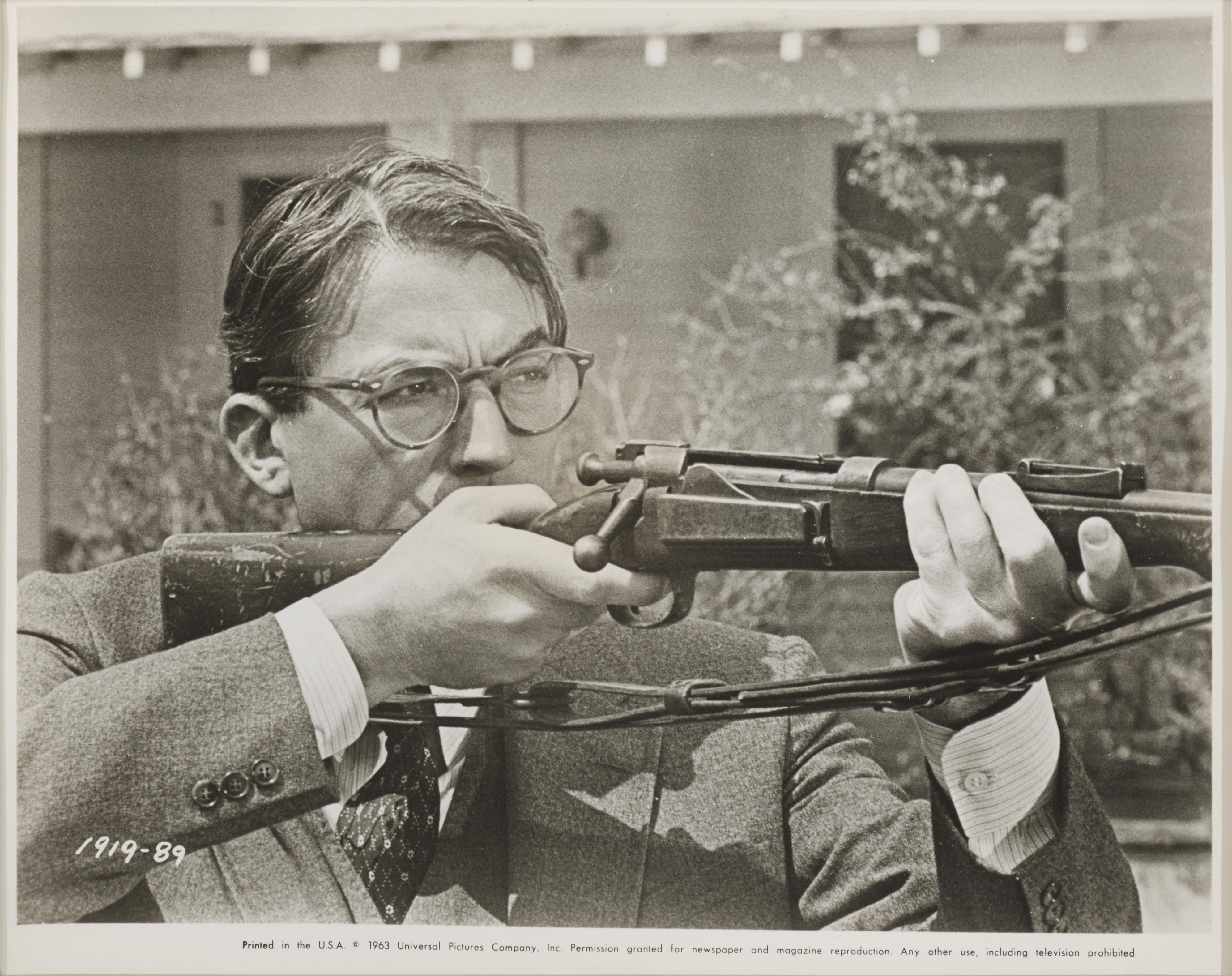 Fotograma original de producción de Matar a un ruiseñor, 1962.
Este drama clásico fue protagonizado por Gregory Peck y dirigido por Robert Mulligan.
Esta pieza está enmarcada en un marco de madera de sapeli con monturas de cartón sin ácido y