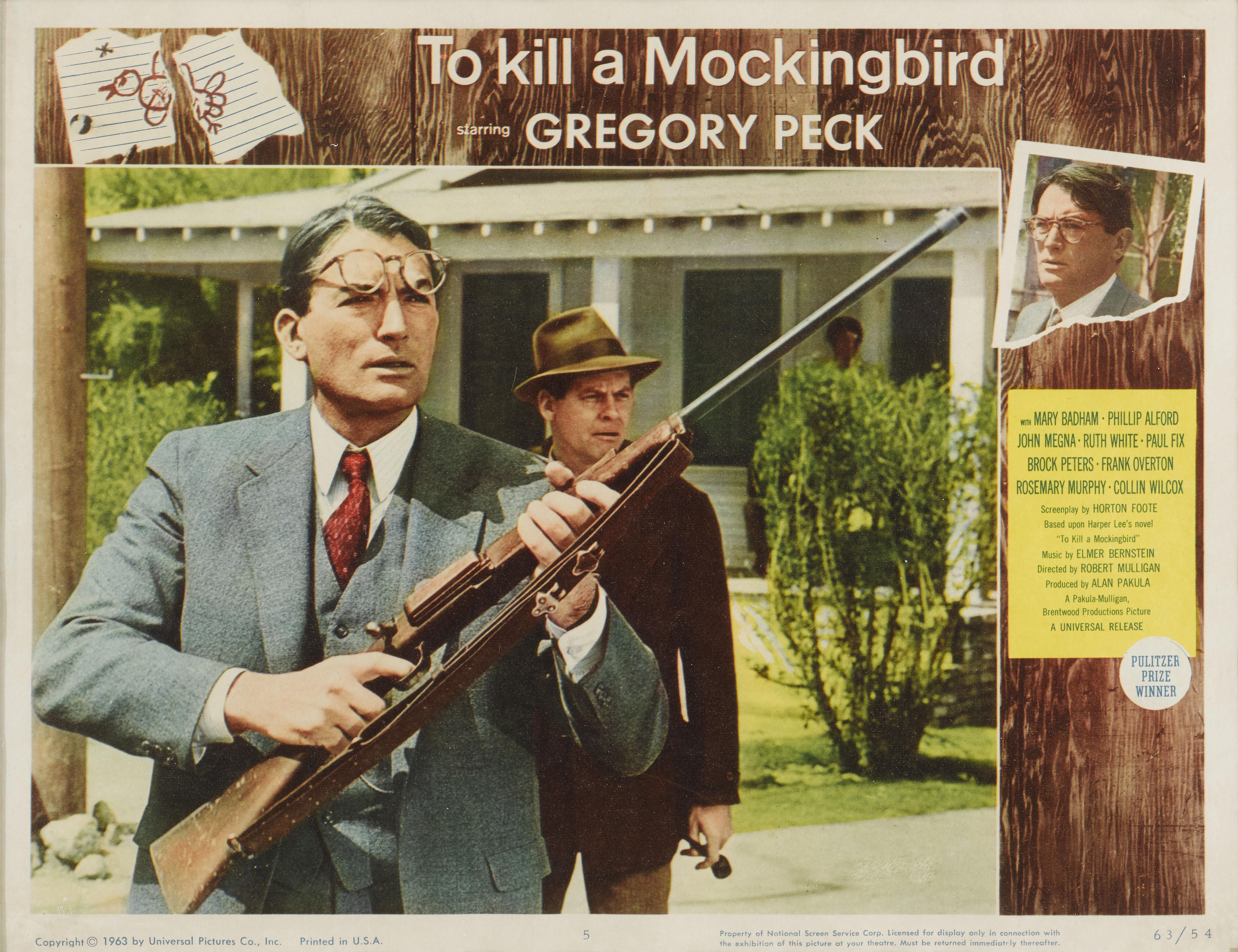 Original 1962 US Lobby Karte Nummer 5 für den Drama Film To Kill a Mockingbird. Dies ist einer der großen Gerichtsfilme.
Der Film wurde unter der Regie von Robert Mulligan gedreht und Gregory Peck spielte die Hauptrolle.
Die angegebene Größe ist vor