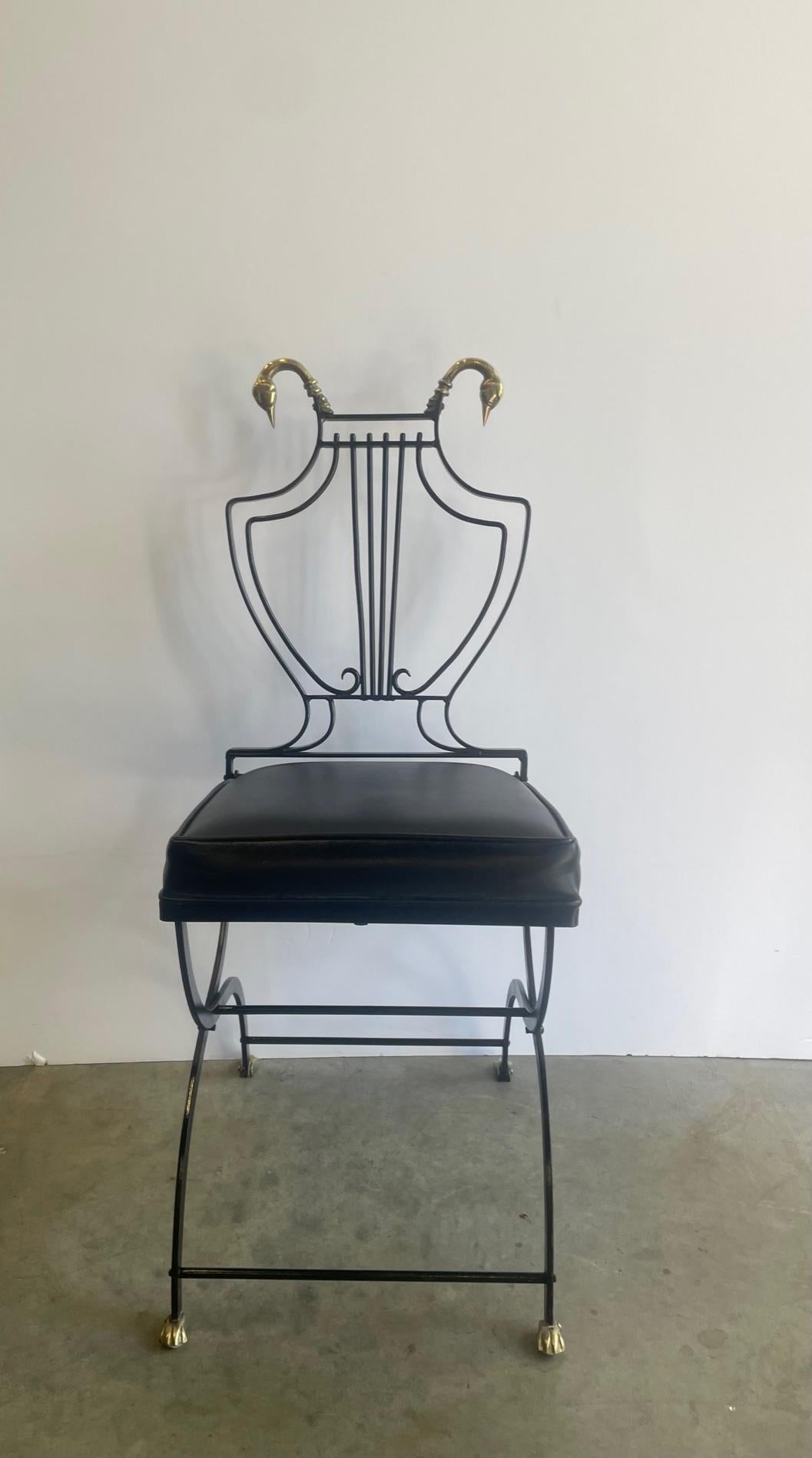 To Swoon Over Maison Jansen, Esstisch-Set mit rundem Tisch und 4 Stühlen mit Leier-Motiv (Französisch)