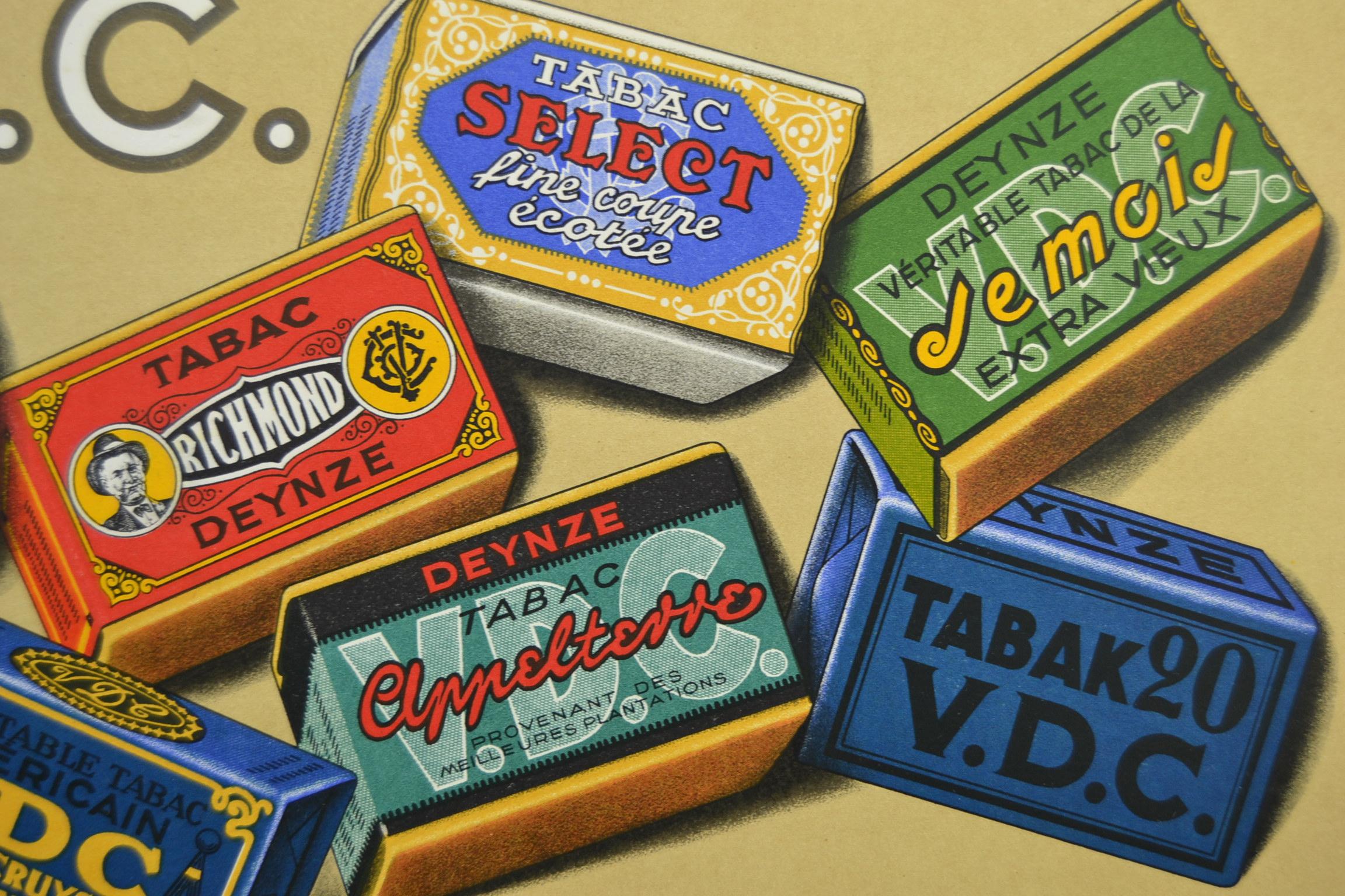 werbeschild der 1950er Jahre für die belgische Tabakmarke VDC - Deinze. 
Dieses Litho-Kartonschild hat viele Farben aufgrund der verschiedenen Verpackungen und Arten von Tabakgeschmacksrichtungen.
Hergestellt in Brüssel - Belgien von J.De Grève und