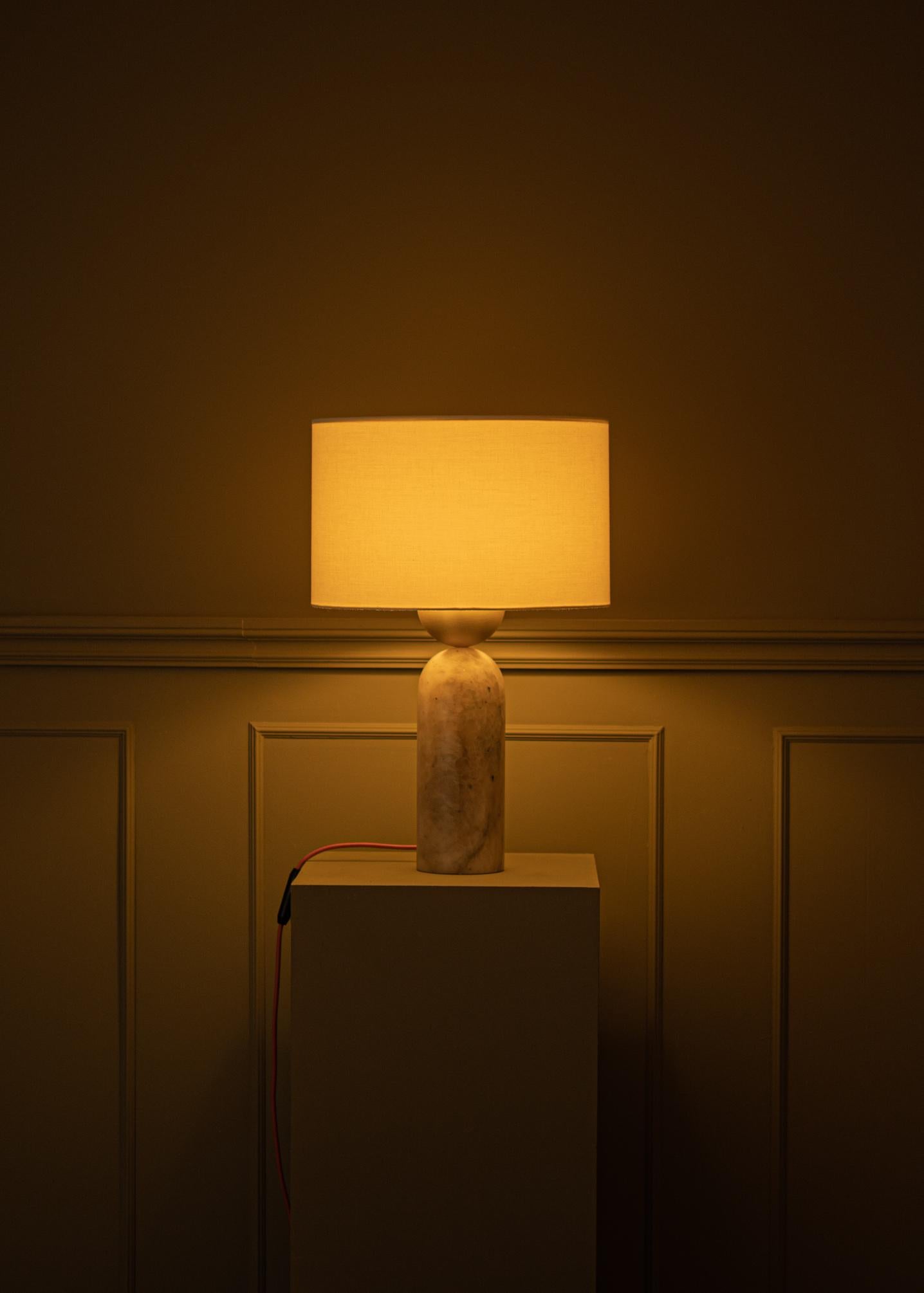 Tobacco Alabaster Peona Table Lamp by Simone & Marcel In New Condition For Sale In Geneve, CH