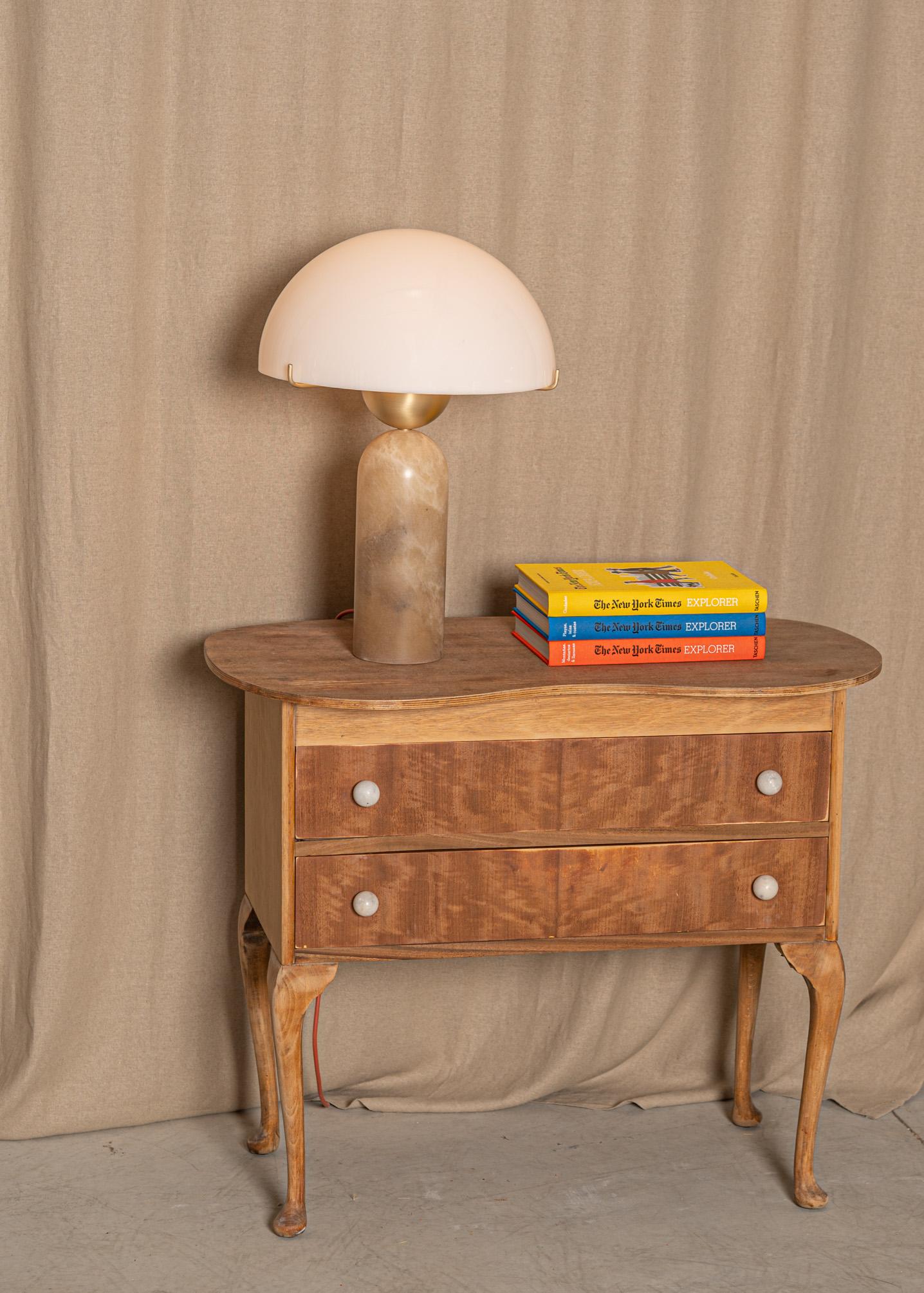 Tobacco Alabaster Peono Table Lamp by Simone & Marcel In New Condition For Sale In Geneve, CH