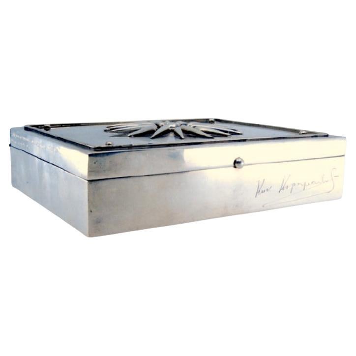 Caja de tabaco con símbolo del sol griego macedonio e interior forrado de madera en venta