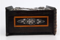 Caja de tabaco con adornos de palisandro temblón y aplicaciones de plata