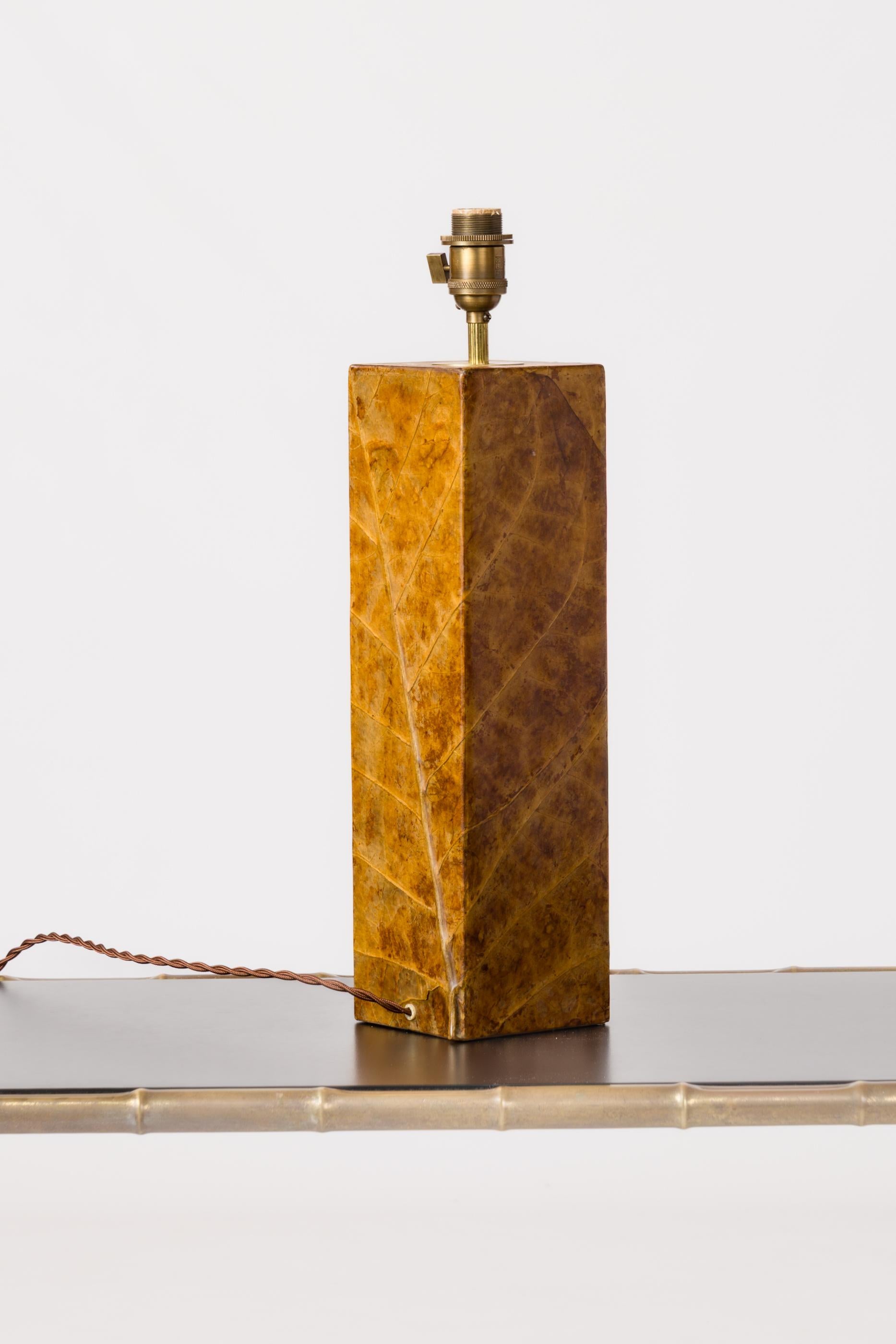 Tobacco Leaf in Resin Decorative Lamp - France 1970's In Fair Condition For Sale In New York, NY