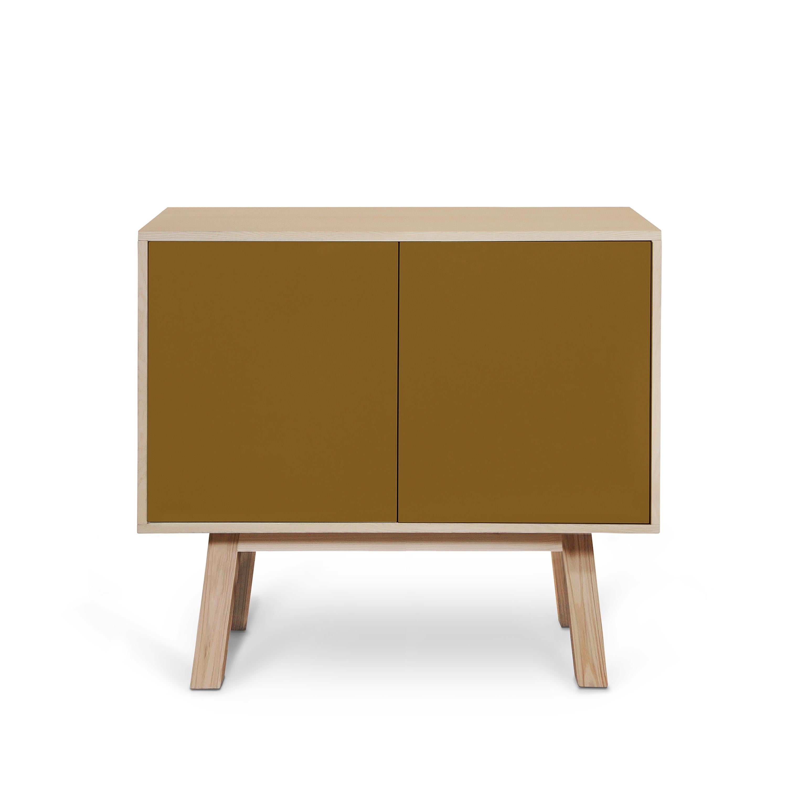 Este armario de 2 puertas está diseñado por Eric Gizard, París, y fabricado 100% a mano en Francia.

Está fabricada con madera maciza de fresno francés, chapa de adh y puertas lacadas en paneles de MDF. 

Las 2 puertas se abren con una presión de