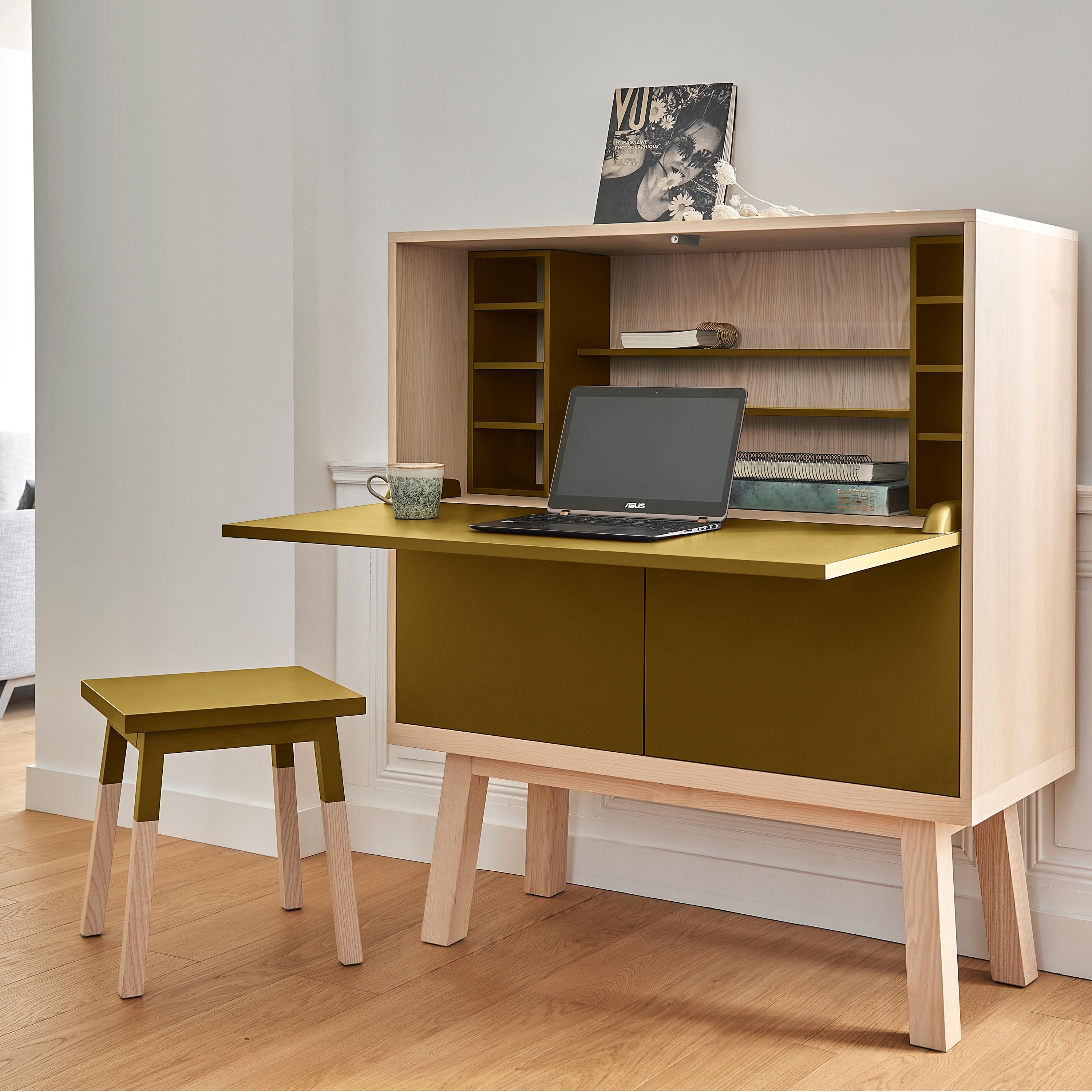 Este gran escritorio secreter se monta en nuestros talleres franceses y se entrega totalmente montado. 

Las dimensiones totales de la propia caja son
Anchura 120 cm / 47,2''
Altura 90 cm / 35,4'' 
Profundidad 46 cm / 18,11''

La altura de