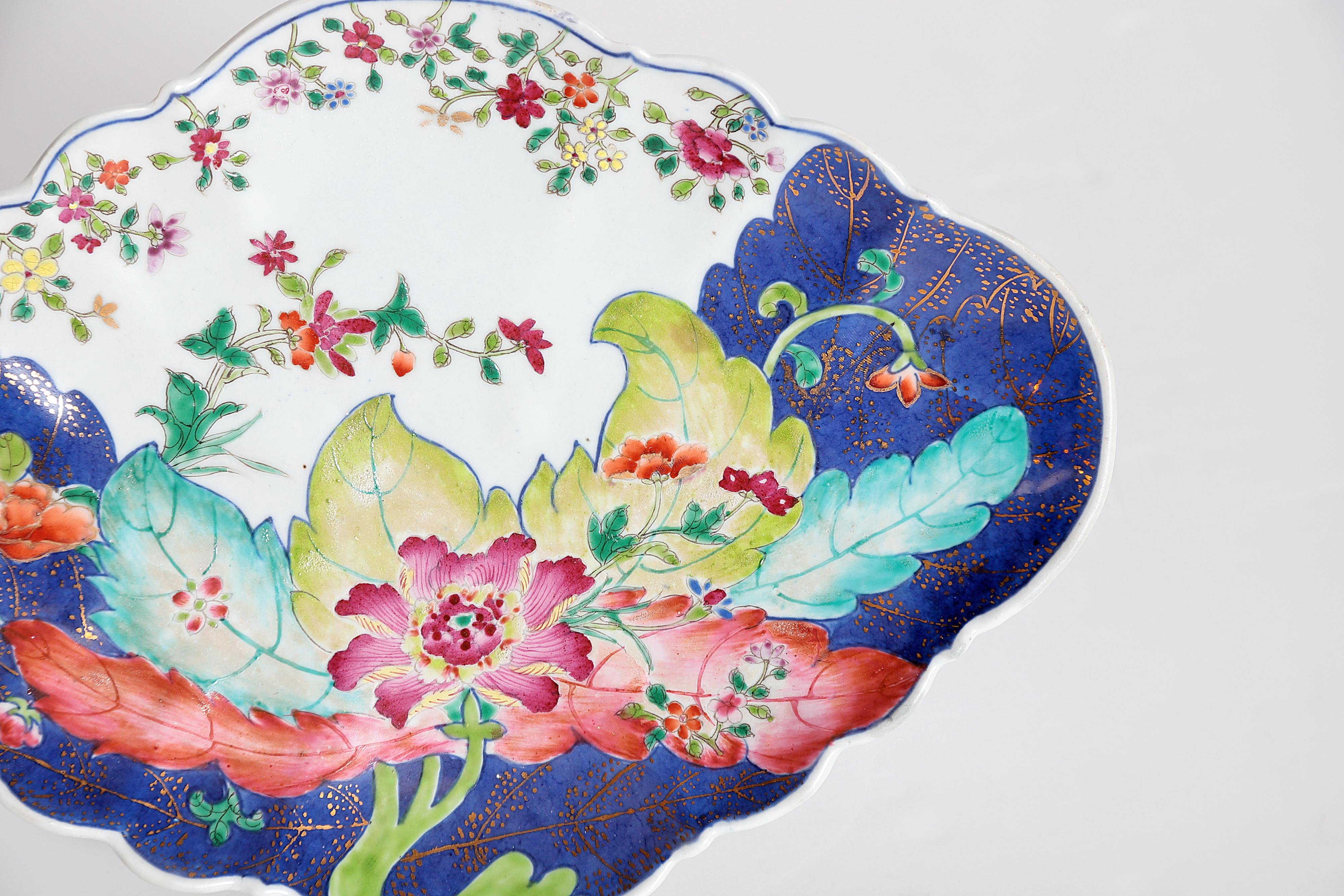 Hand-Painted Tobacco Leaf Pattern Chinese Export Dishes, Pair
