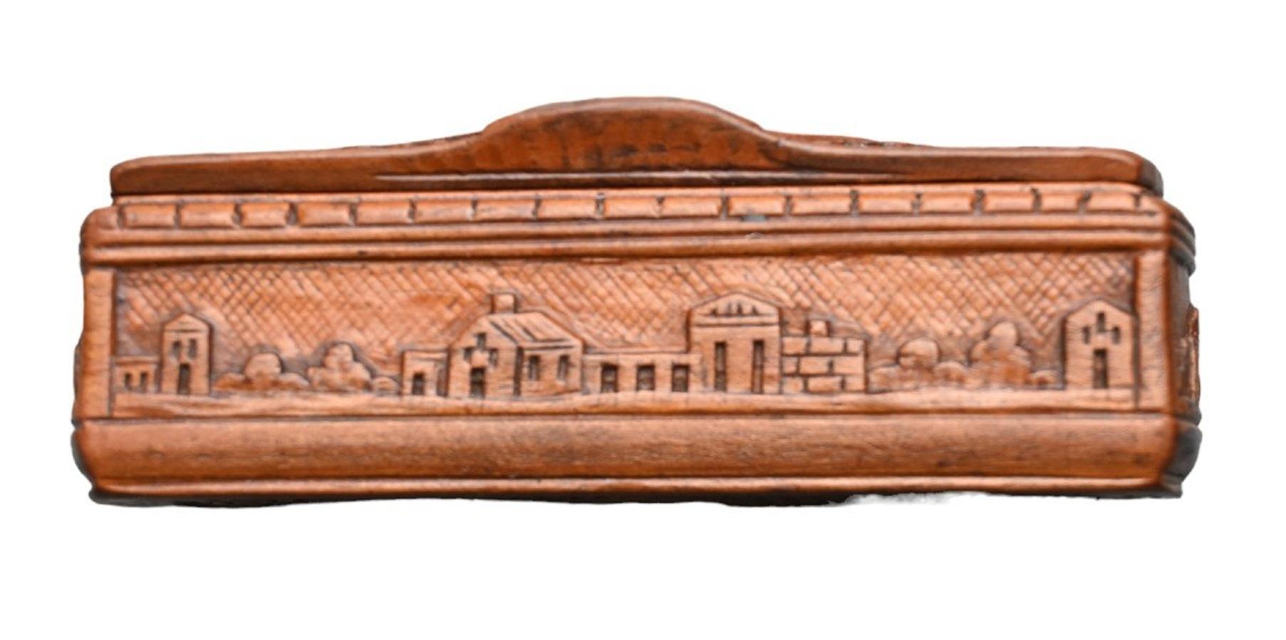 Carved boxwood snuffbox Very beautiful old patina.
Finely carved with religious scene
Period 18th century.
 5 x 9.3 cm, height 2.7 cm