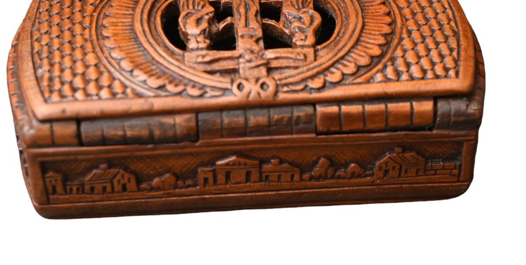 French Tobacco/Snuff Box In Carved Boxwood, 18th Century For Sale