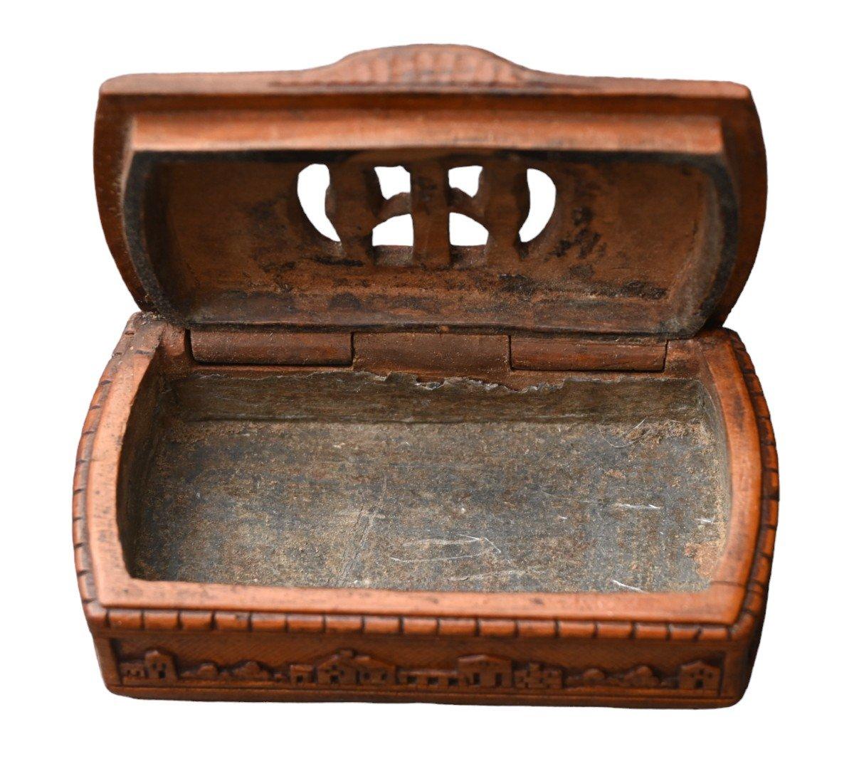 Hand-Carved Tobacco/Snuff Box In Carved Boxwood, 18th Century For Sale