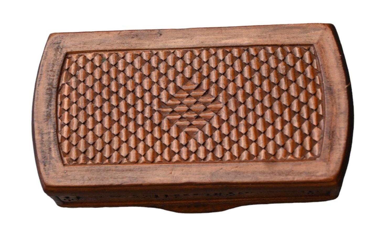 Tobacco/Snuff Box In Carved Boxwood, 18th Century In Good Condition For Sale In Bilzen, BE