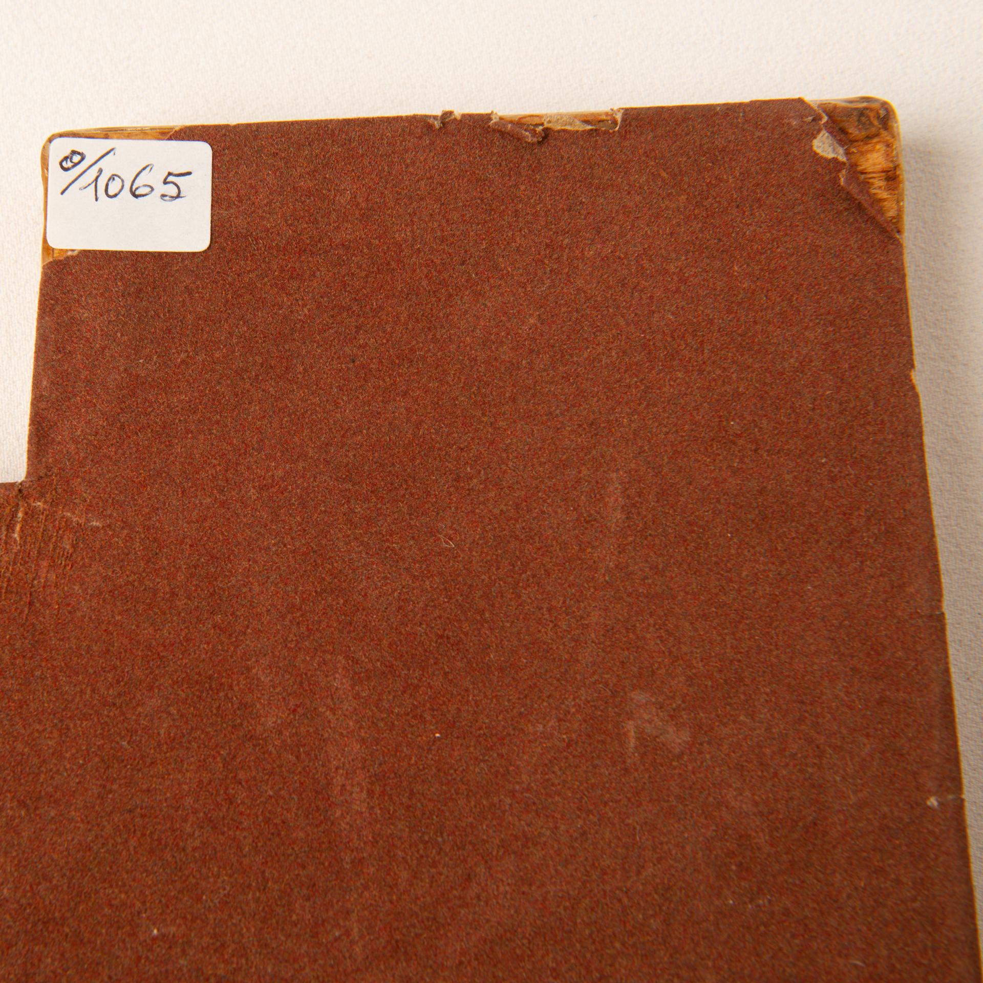 O/1065 -  Holztablett mit Tabakblättern ausgekleidet. Vor mehr als 20 Jahren von Compagnia del Tabacco hergestellt, heute selten.  NICHT in der Nähe von Wärmequellen platzieren.
Es ist sehr schön zu bewundern  und nützlich. Der innere Teil ist cm