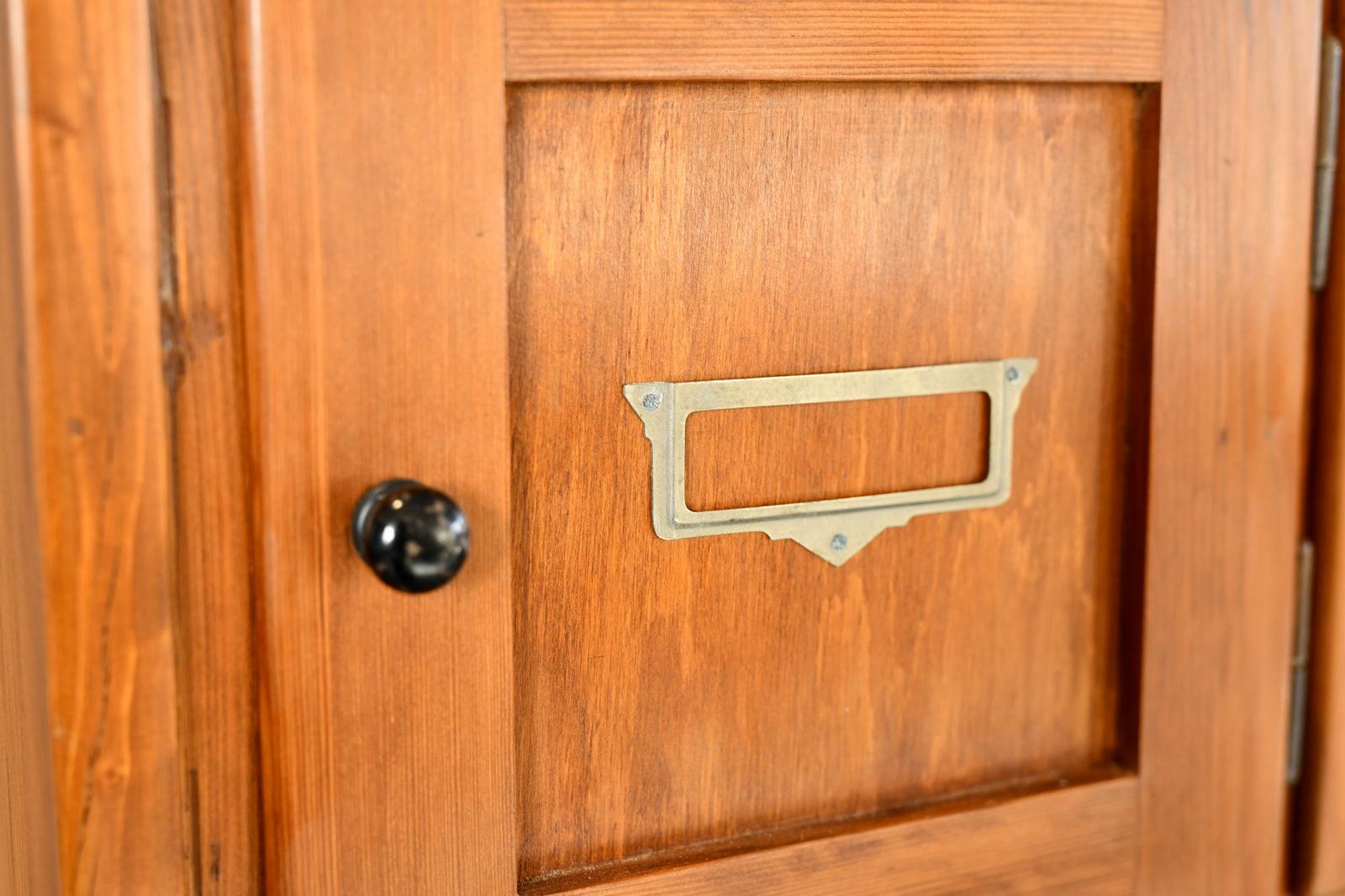 Armadietto per tabaccheria, anni '30 circa in vendita 1