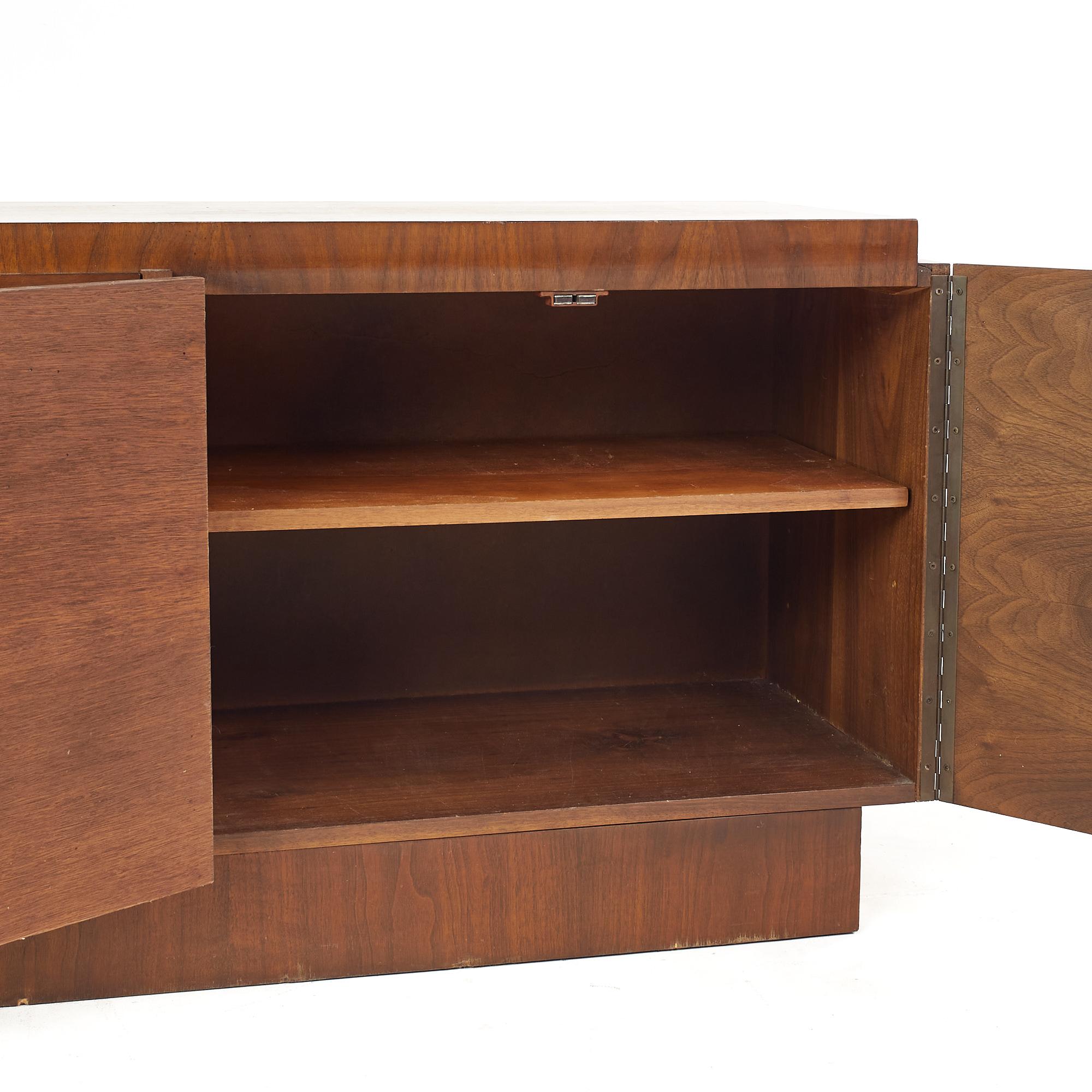 Tobago Brutalist Mid Century Walnut Credenza In Good Condition In Countryside, IL