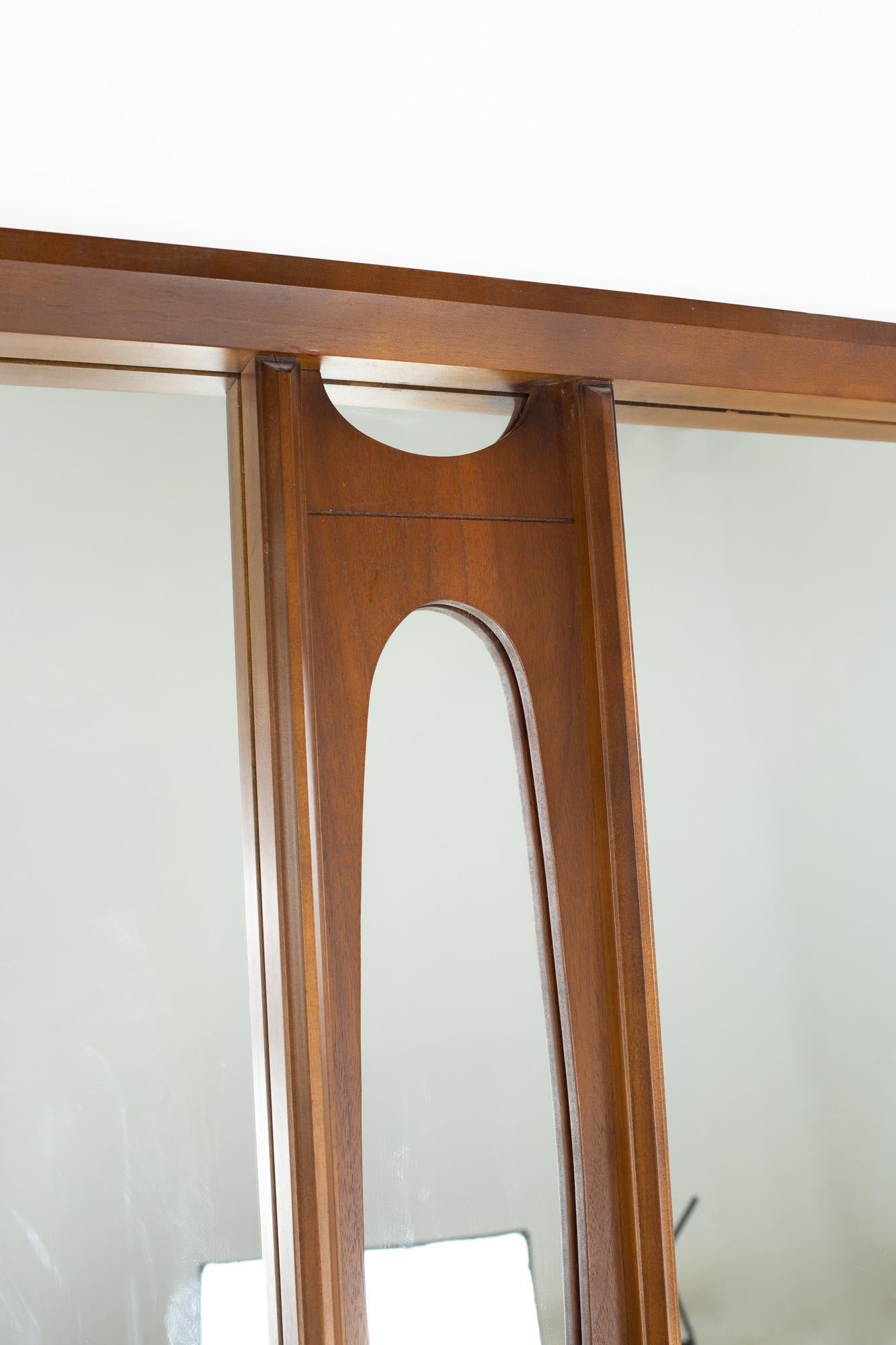 Tobago Brutalist Mid Century Nussbaum Spiegel

Spiegel misst: 62.5 breit x 2,25 tief x 36,5 Zoll hoch

Alle Möbelstücke sind in einem so genannten restaurierten Vintage-Zustand zu haben. Das bedeutet, dass das Stück beim Kauf restauriert wird,