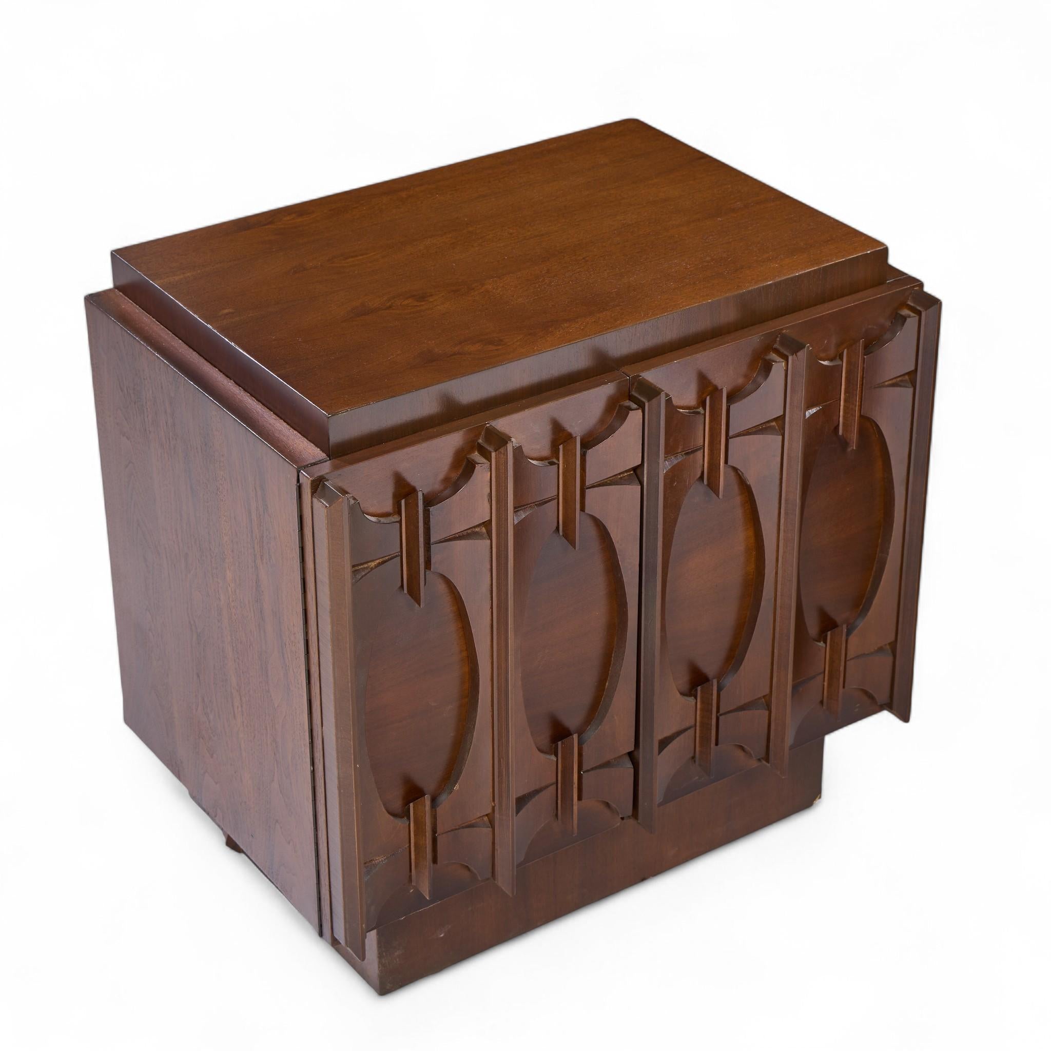 Paire de tables de nuit en noyer Tobago Brutalist Mid Century en vente 3