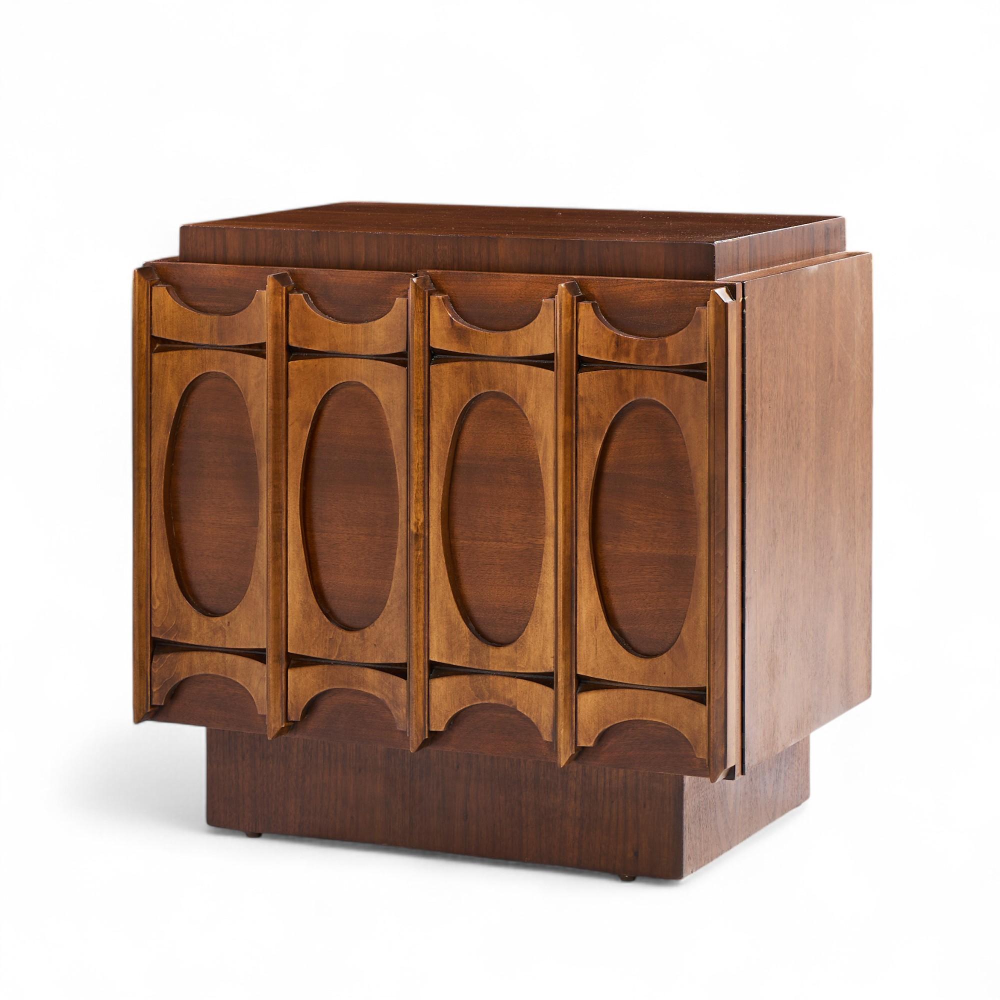 Comodini in noce brutalisti di metà secolo Tobago - Coppia in vendita 3