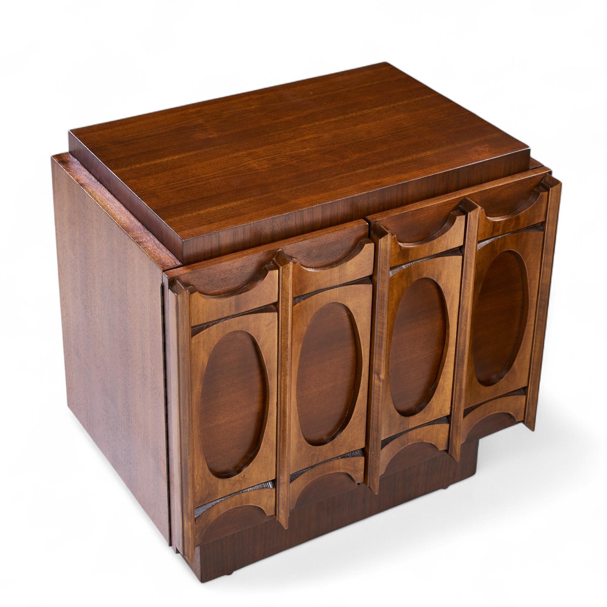 Comodini in noce brutalisti di metà secolo Tobago - Coppia in vendita 4