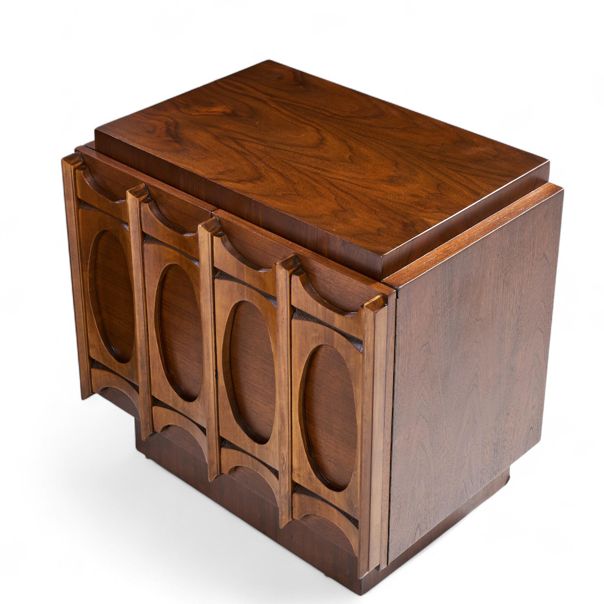 Comodini in noce brutalisti di metà secolo Tobago - Coppia in vendita 5