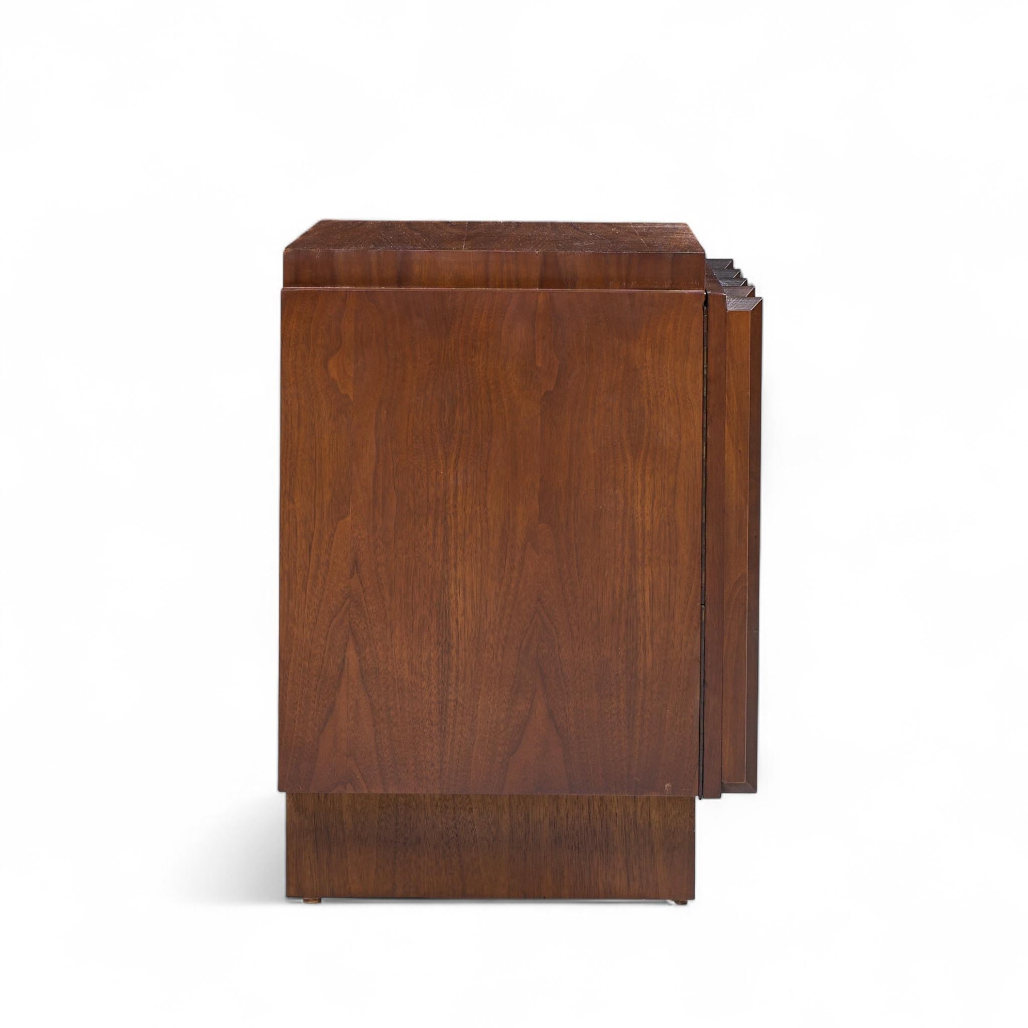 Américain Paire de tables de nuit en noyer Tobago Brutalist Mid Century en vente
