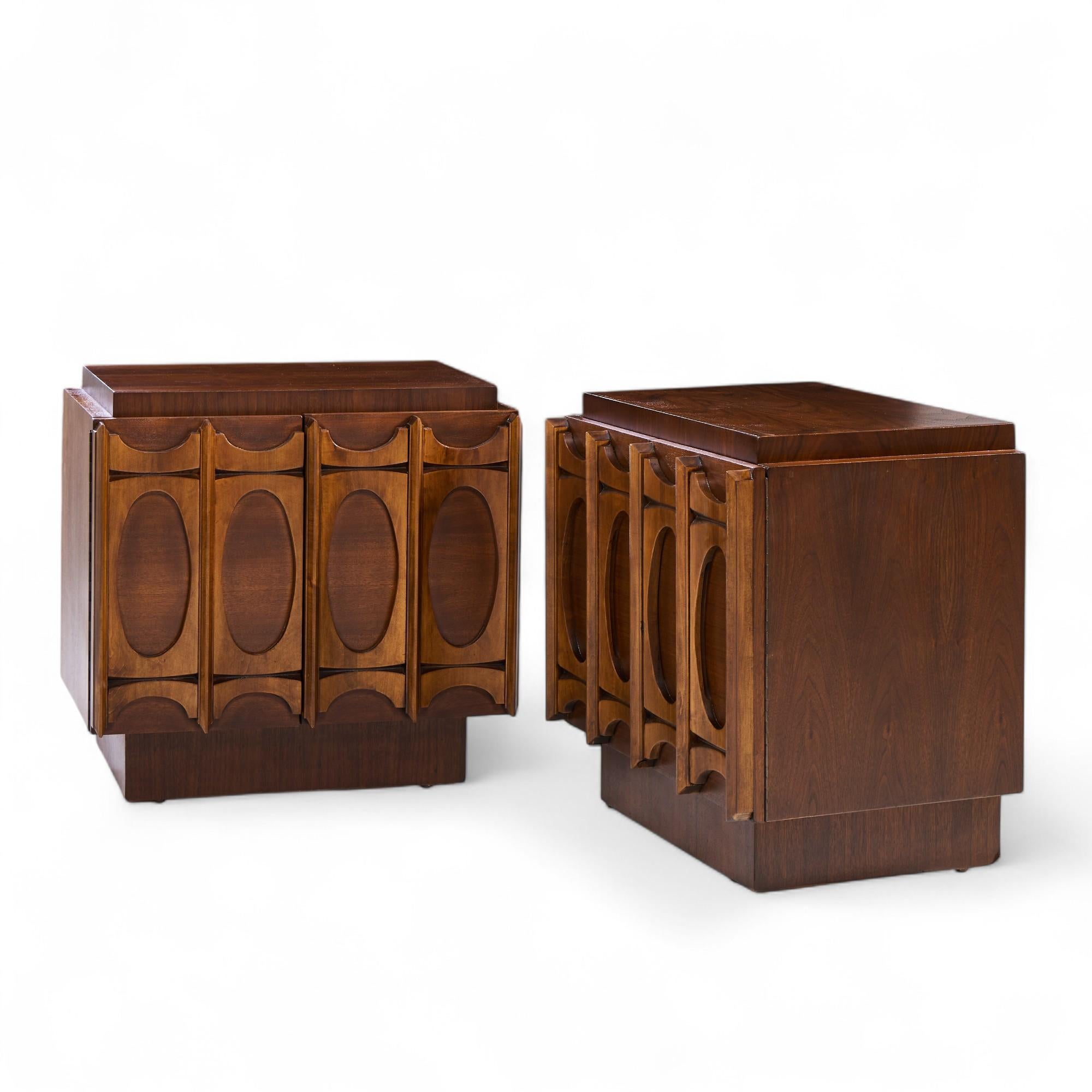 Americano Comodini in noce brutalisti di metà secolo Tobago - Coppia in vendita