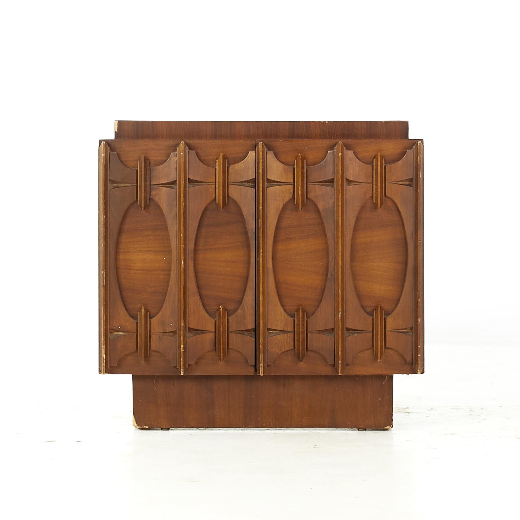 Tobago Brutalist Midcentury Walnut Nightstands, Pair In Good Condition For Sale In Countryside, IL