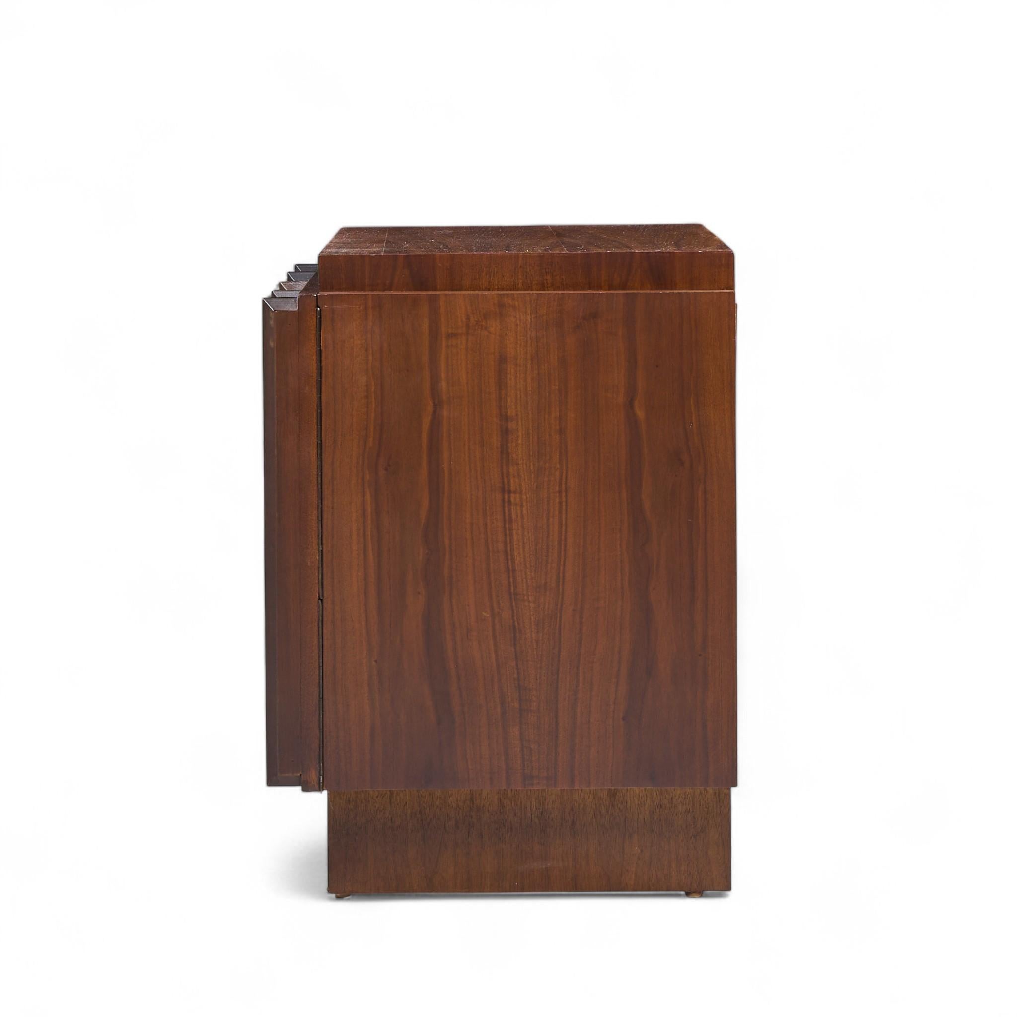 Paire de tables de nuit en noyer Tobago Brutalist Mid Century Bon état - En vente à Franklin Park, IL