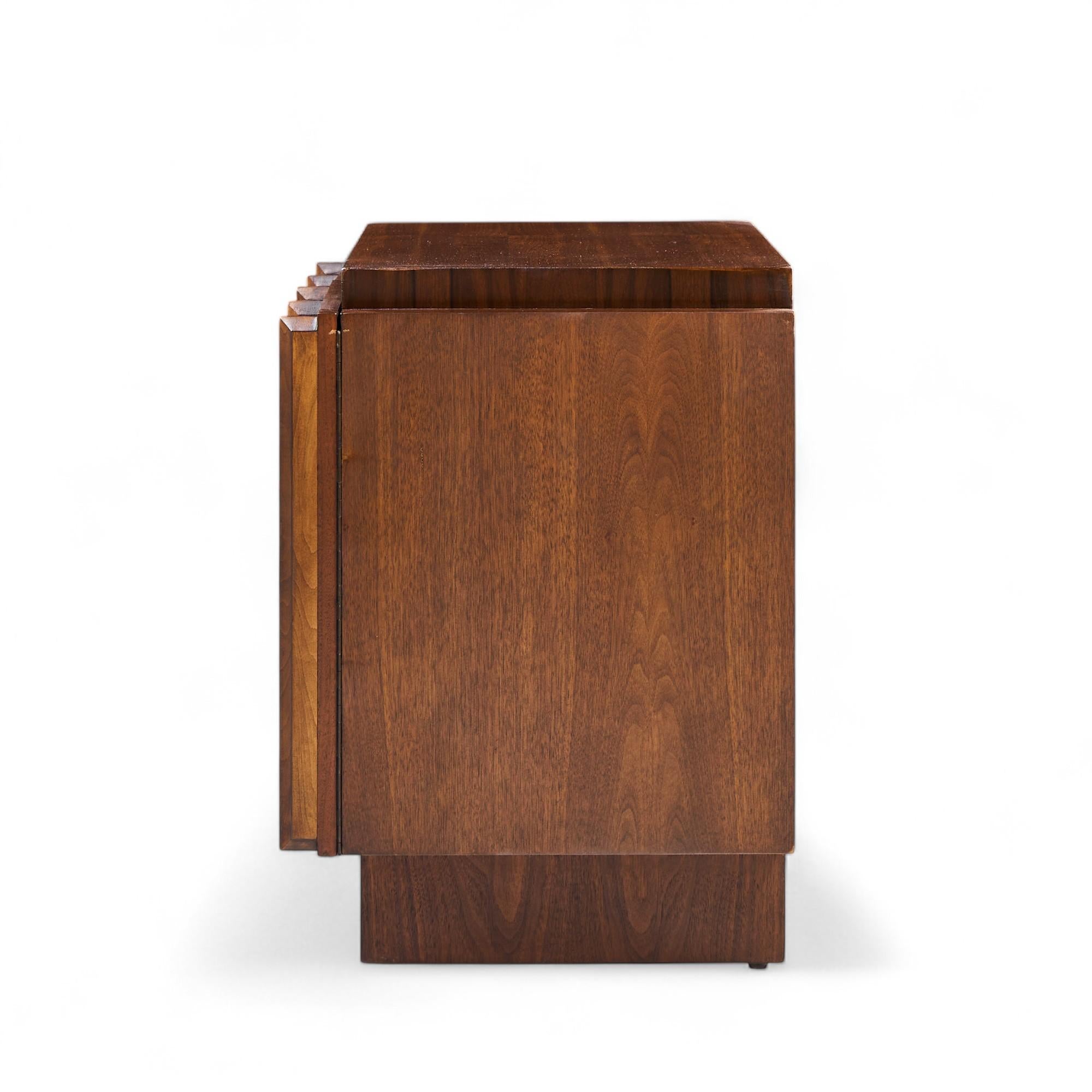 Fine XX secolo Comodini in noce brutalisti di metà secolo Tobago - Coppia in vendita