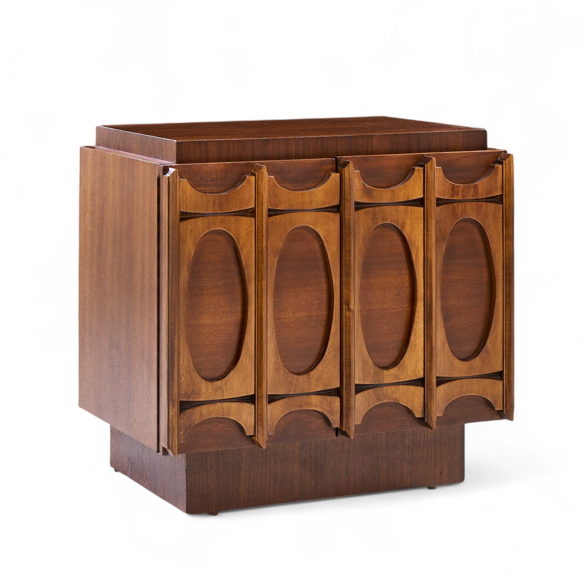 Noce Comodini in noce brutalisti di metà secolo Tobago - Coppia in vendita