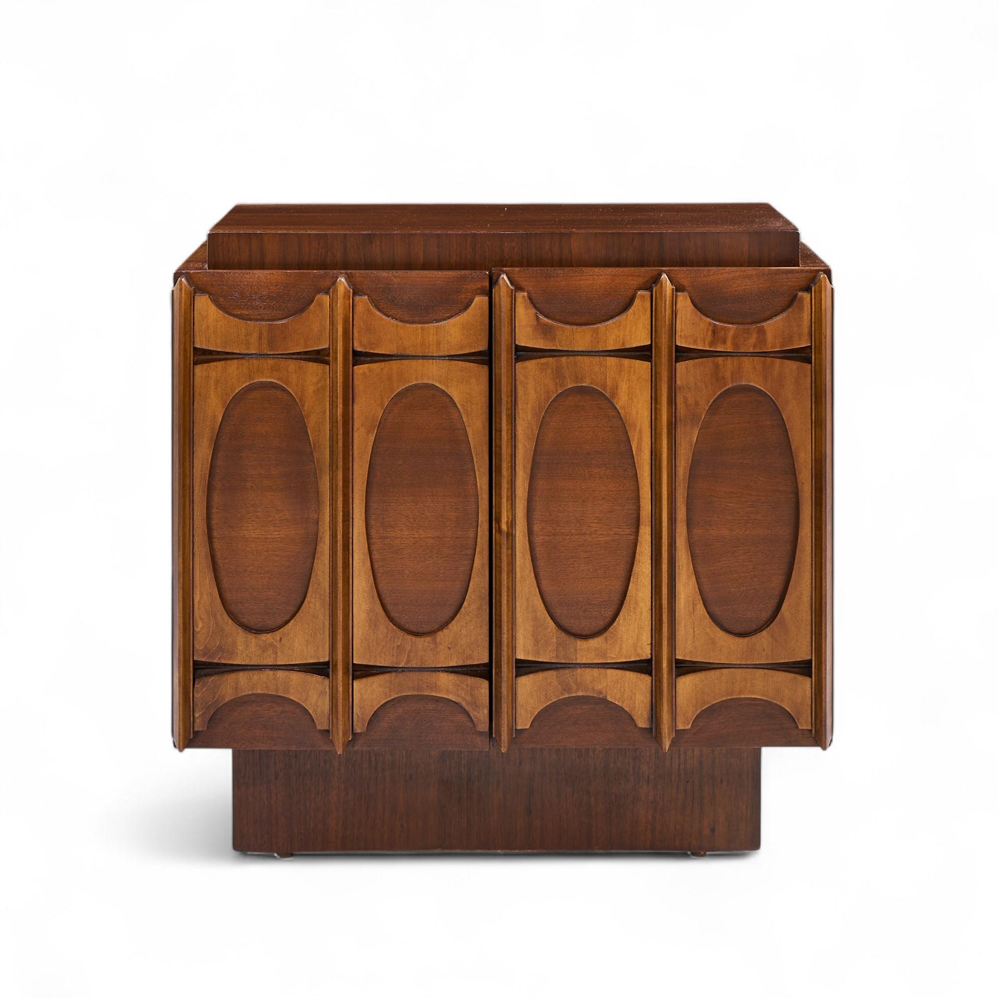 Comodini in noce brutalisti di metà secolo Tobago - Coppia in vendita 1