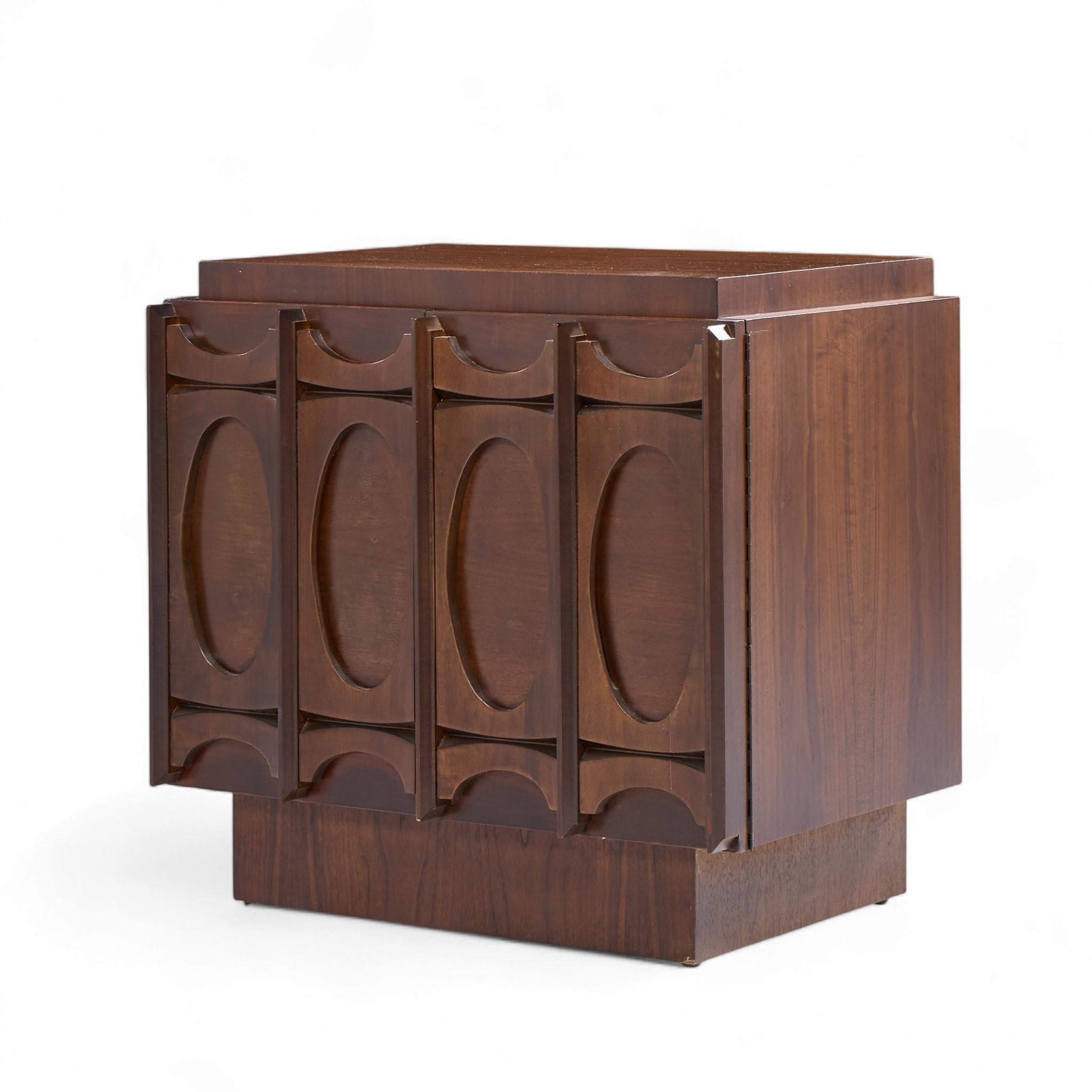 Paire de tables de nuit en noyer Tobago Brutalist Mid Century en vente 2