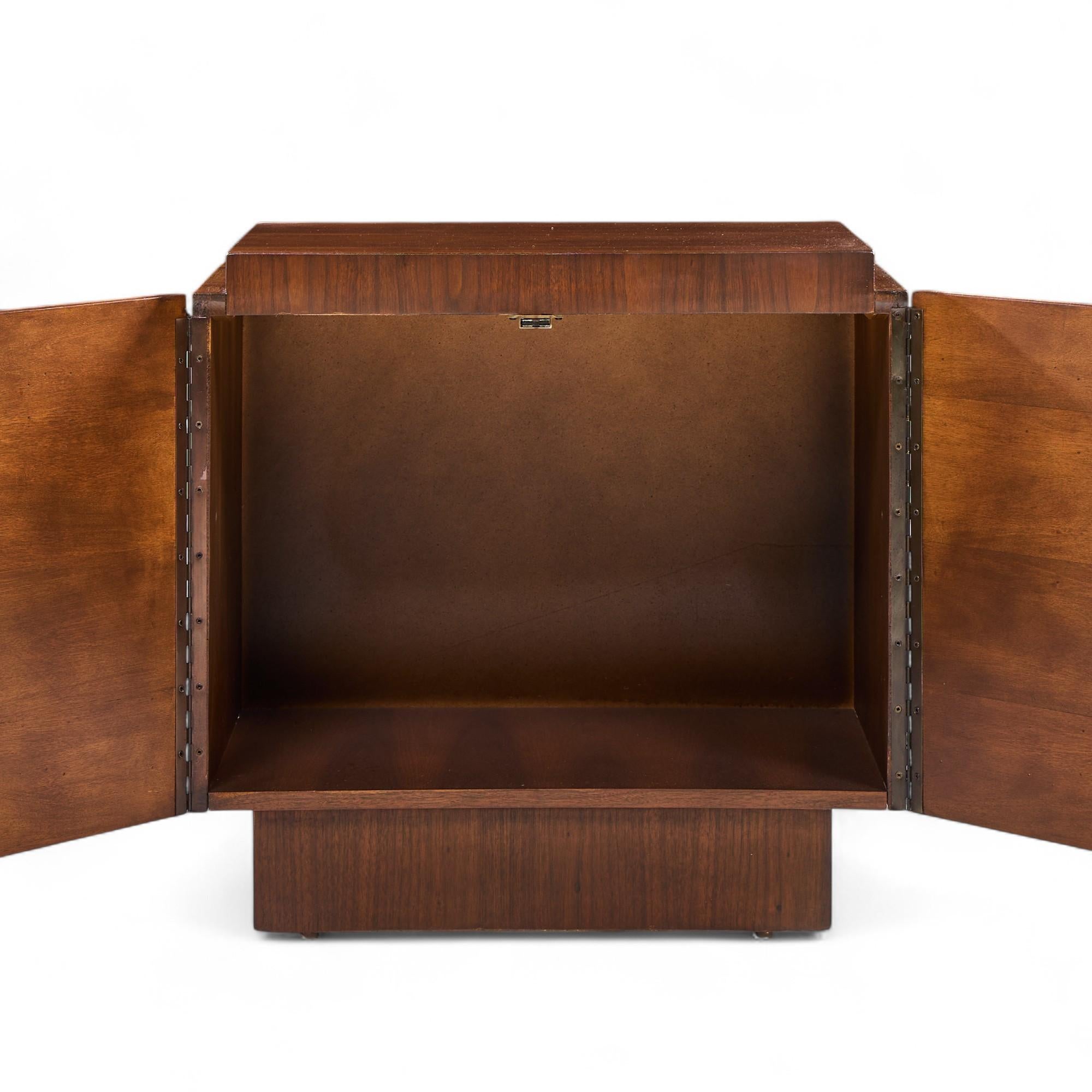 Comodini in noce brutalisti di metà secolo Tobago - Coppia in vendita 2