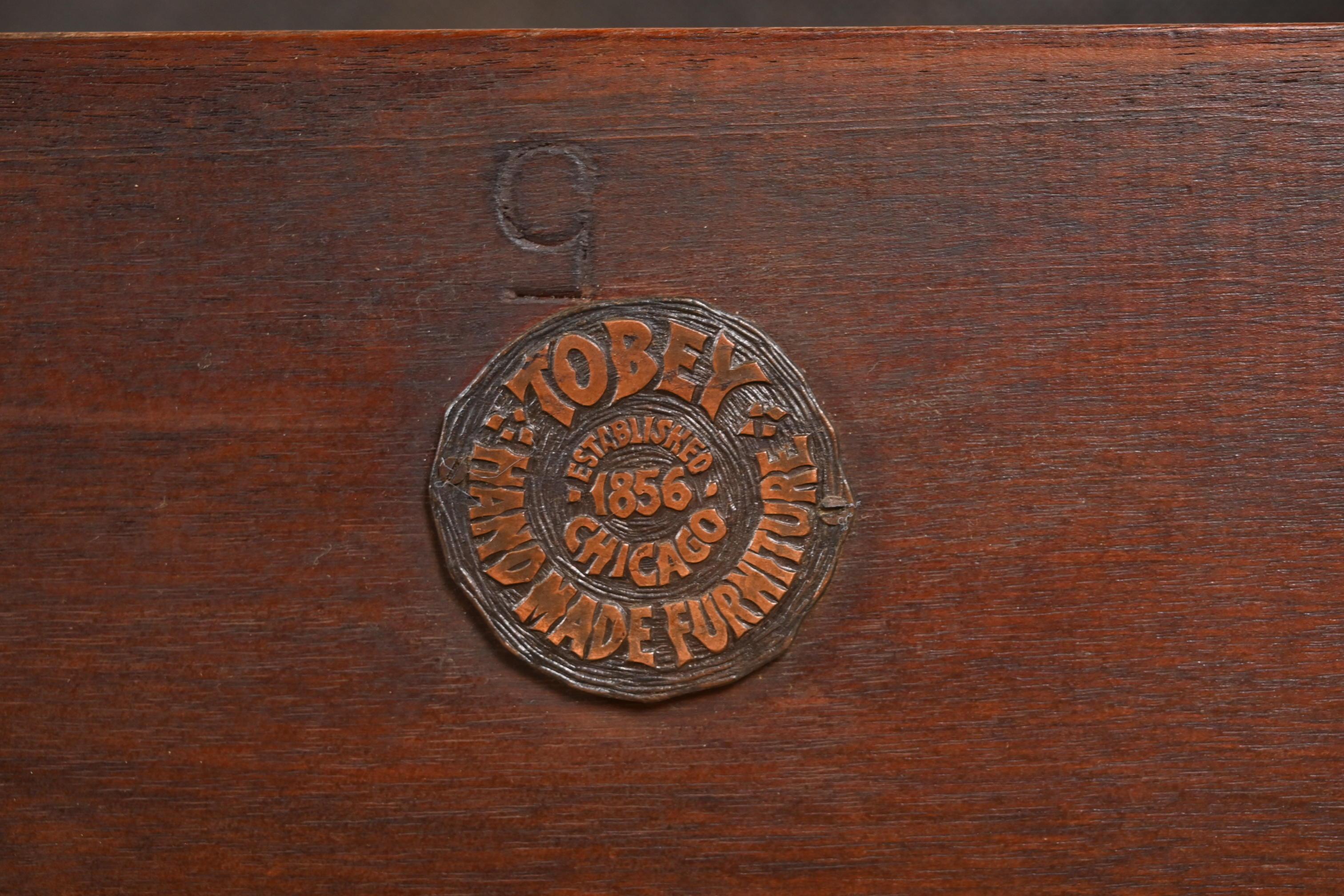 Tobey Furniture - Paire de chaises de salle à manger rembourrées en acajou, style Arts and Crafts ancien en vente 4