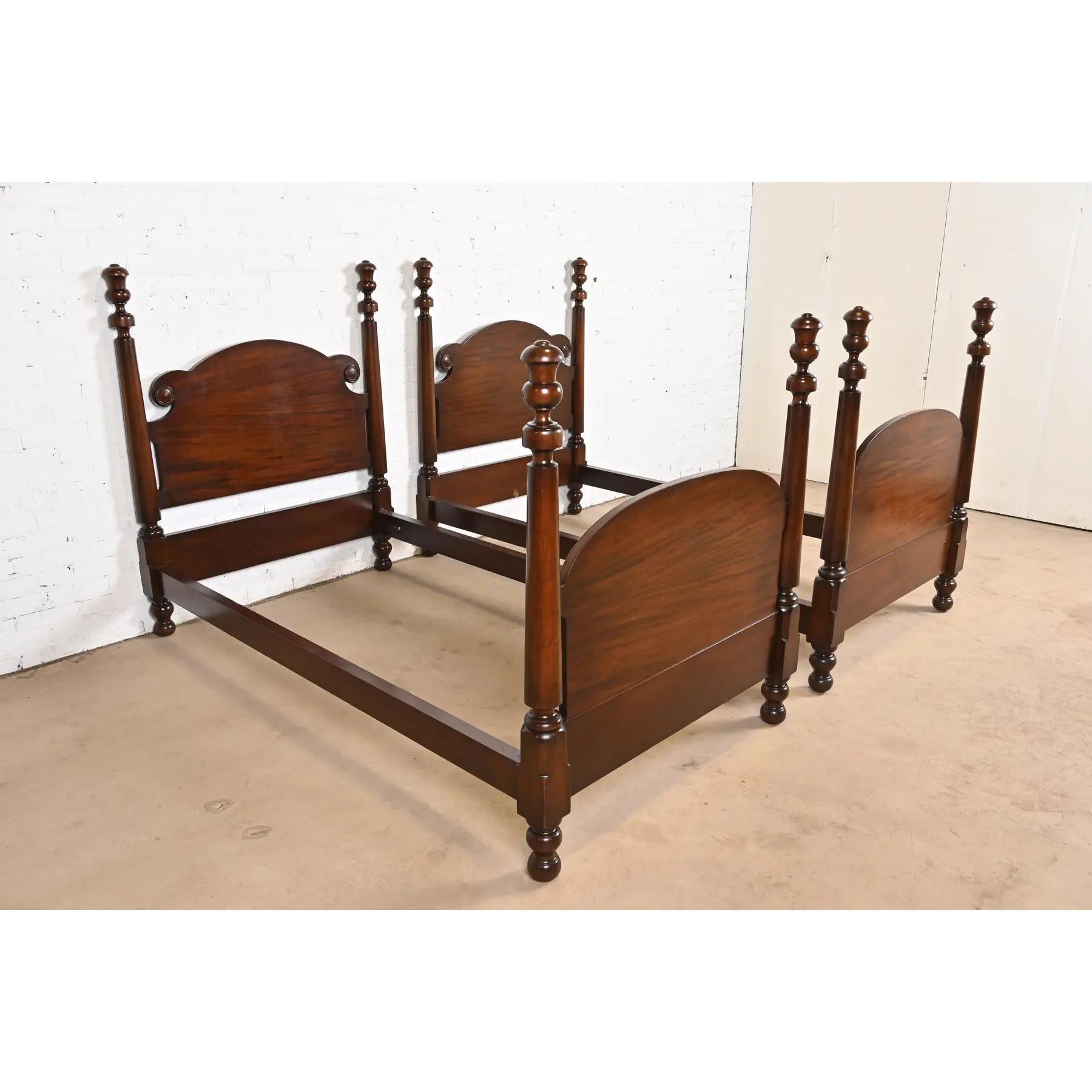 A gorgeous pair of antique Georgian or Federal style carved solid mahogany twin size poster beds

By Tobey Furniture

USA, Circa 1900

Each measures: 43.5