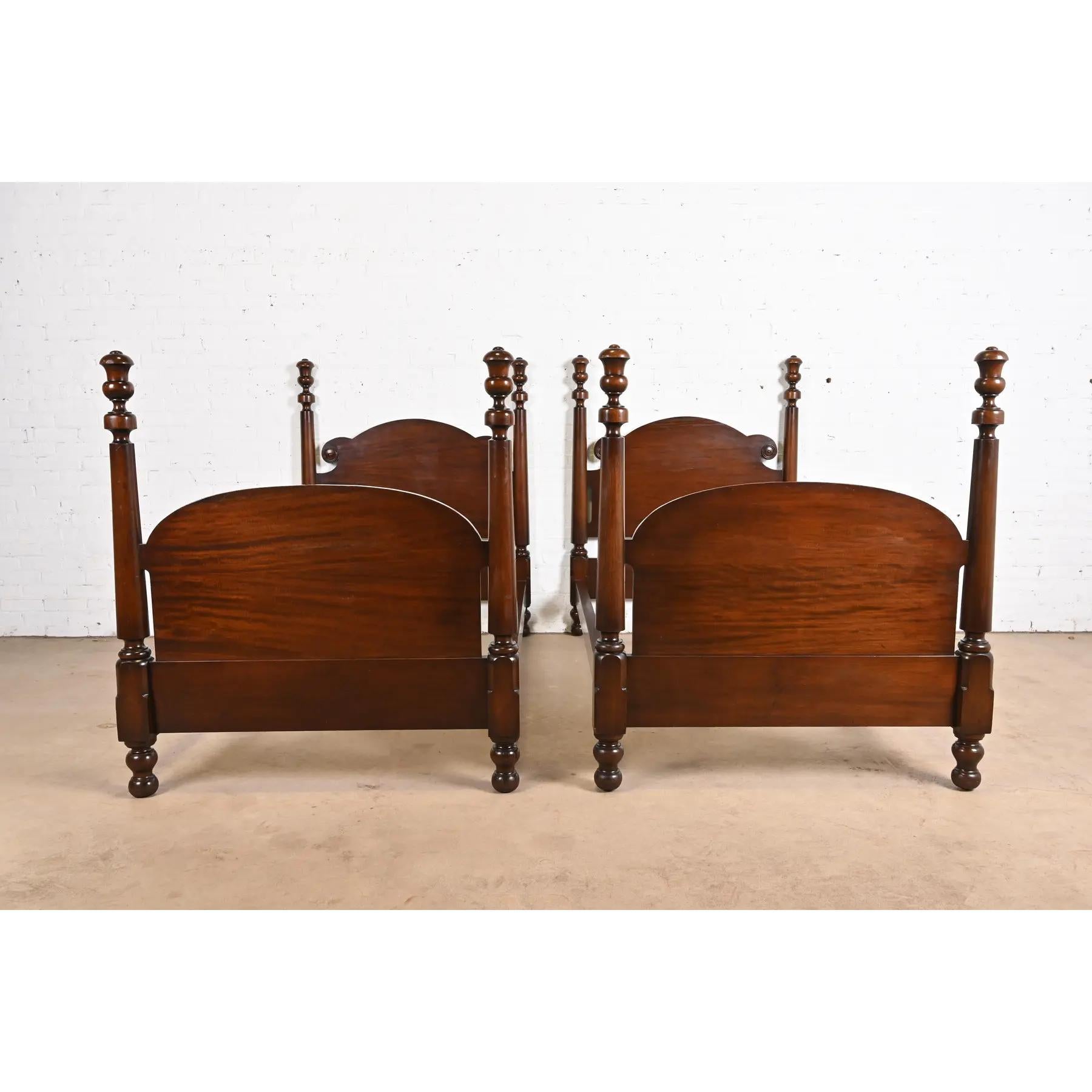 Early 20th Century Tobey Furniture Antique Georgian Carved Solid Mahogany Twin Size Poster Beds For Sale