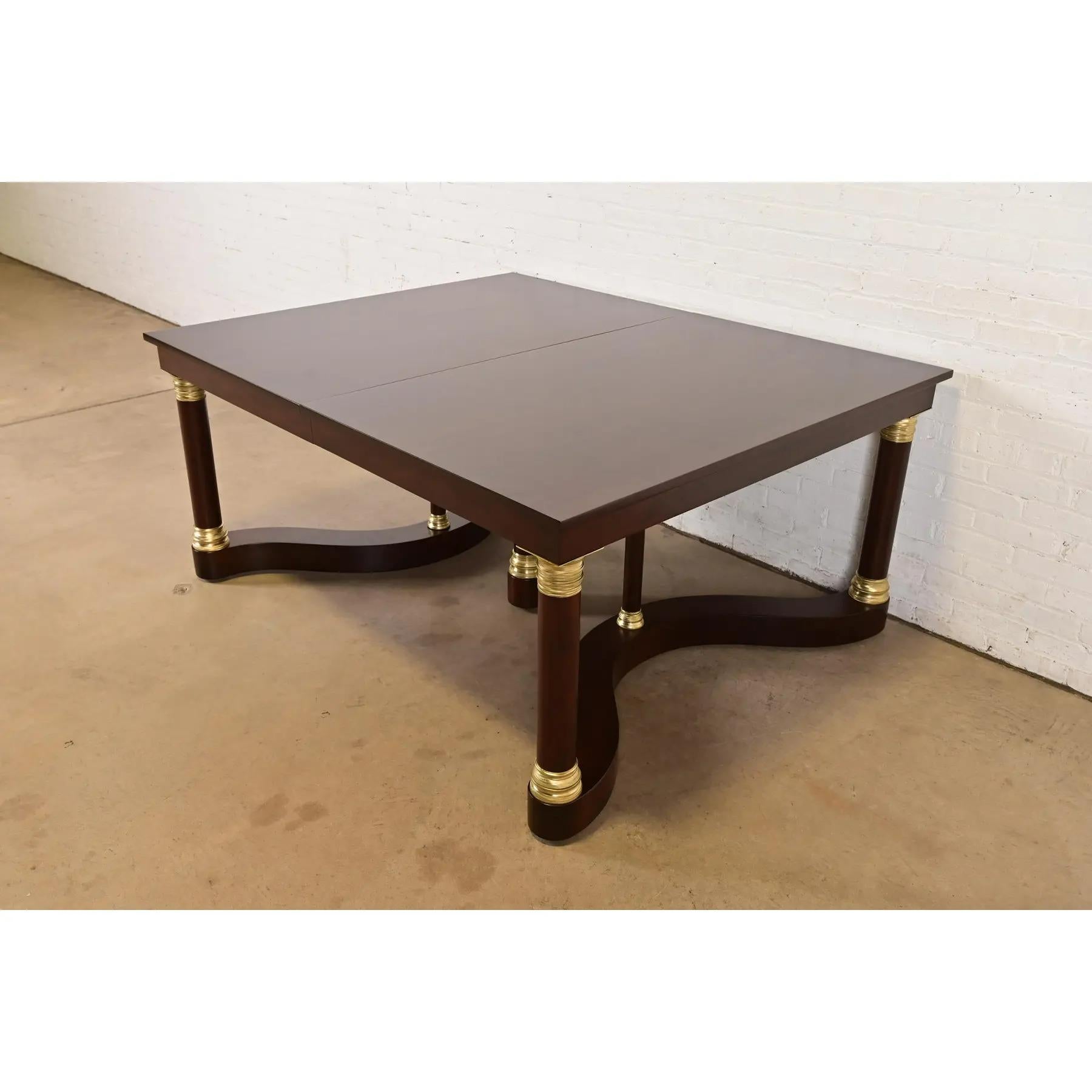 Tobey Furniture Monumental Antique French Empire Mahagoni und Messing Esstisch im Zustand „Gut“ im Angebot in South Bend, IN