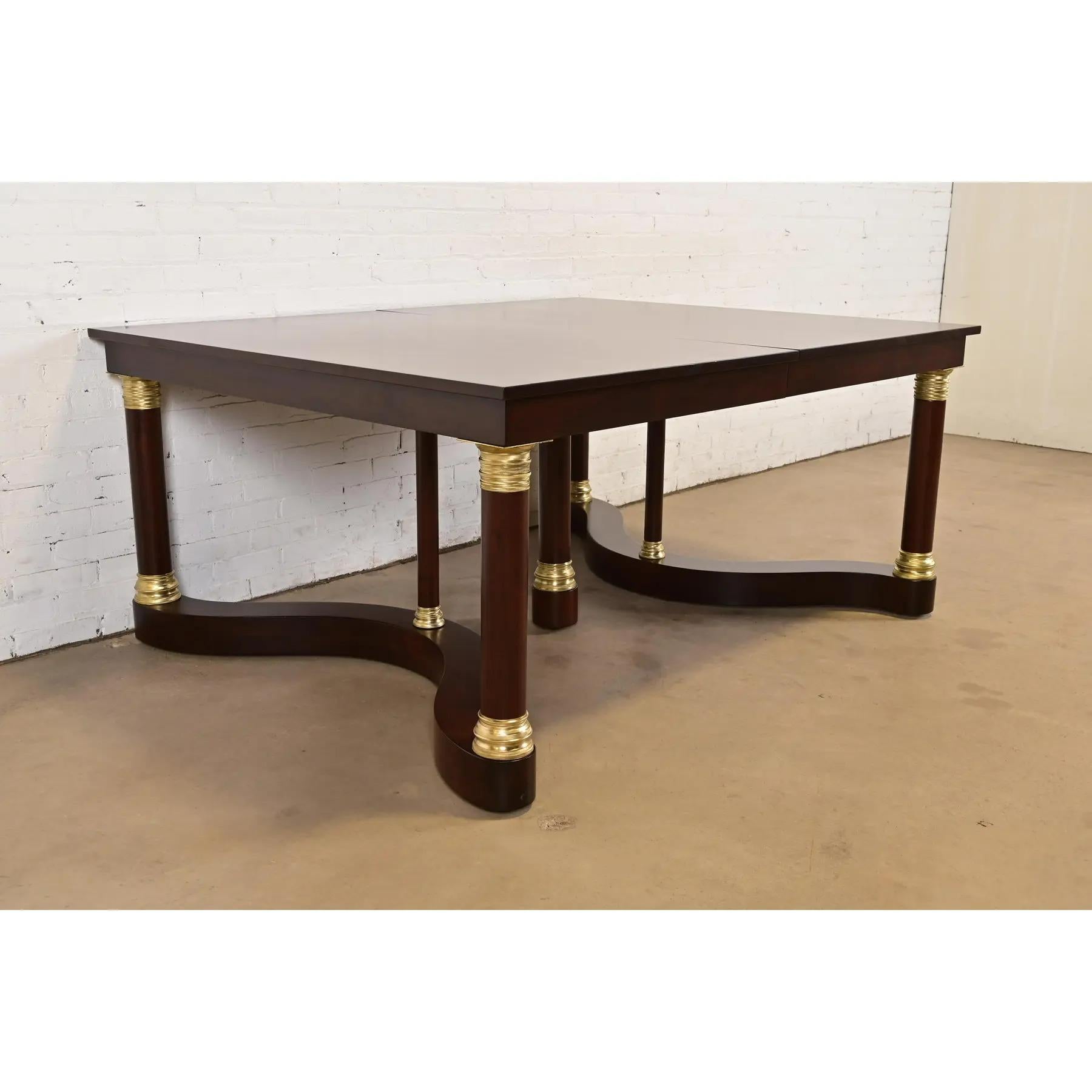 Tobey Furniture Monumental Antique French Empire Mahagoni und Messing Esstisch (20. Jahrhundert) im Angebot