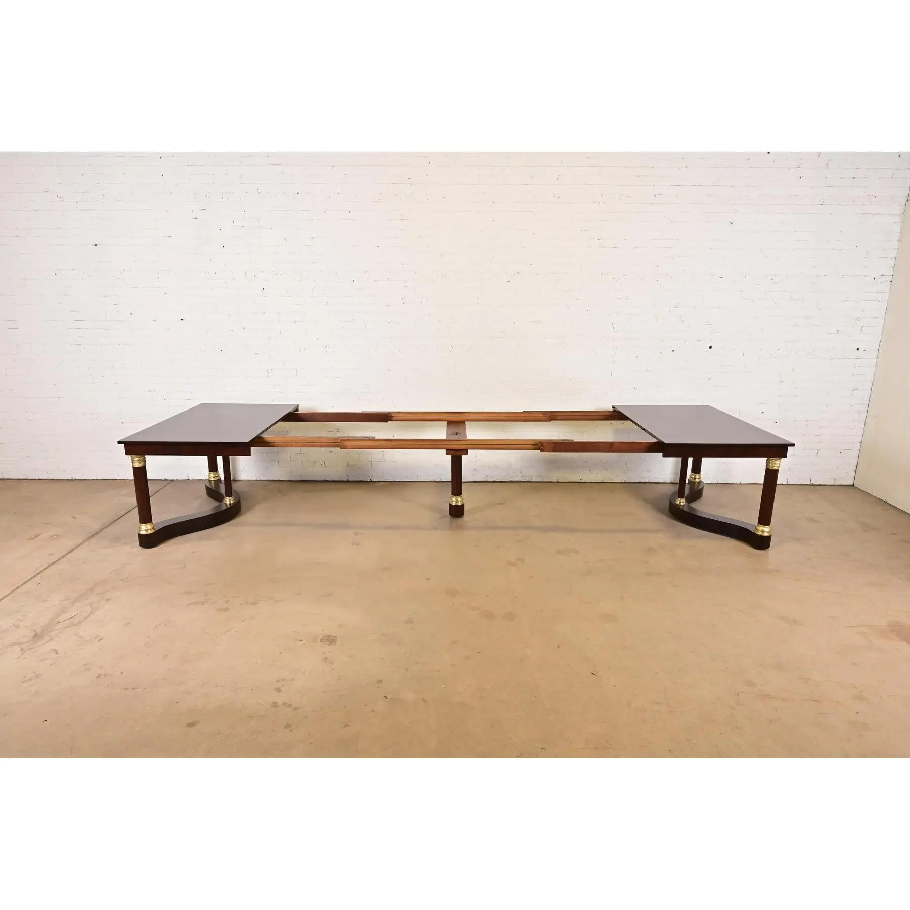 Tobey Furniture Monumental Antique French Empire Mahagoni und Messing Esstisch im Angebot 2