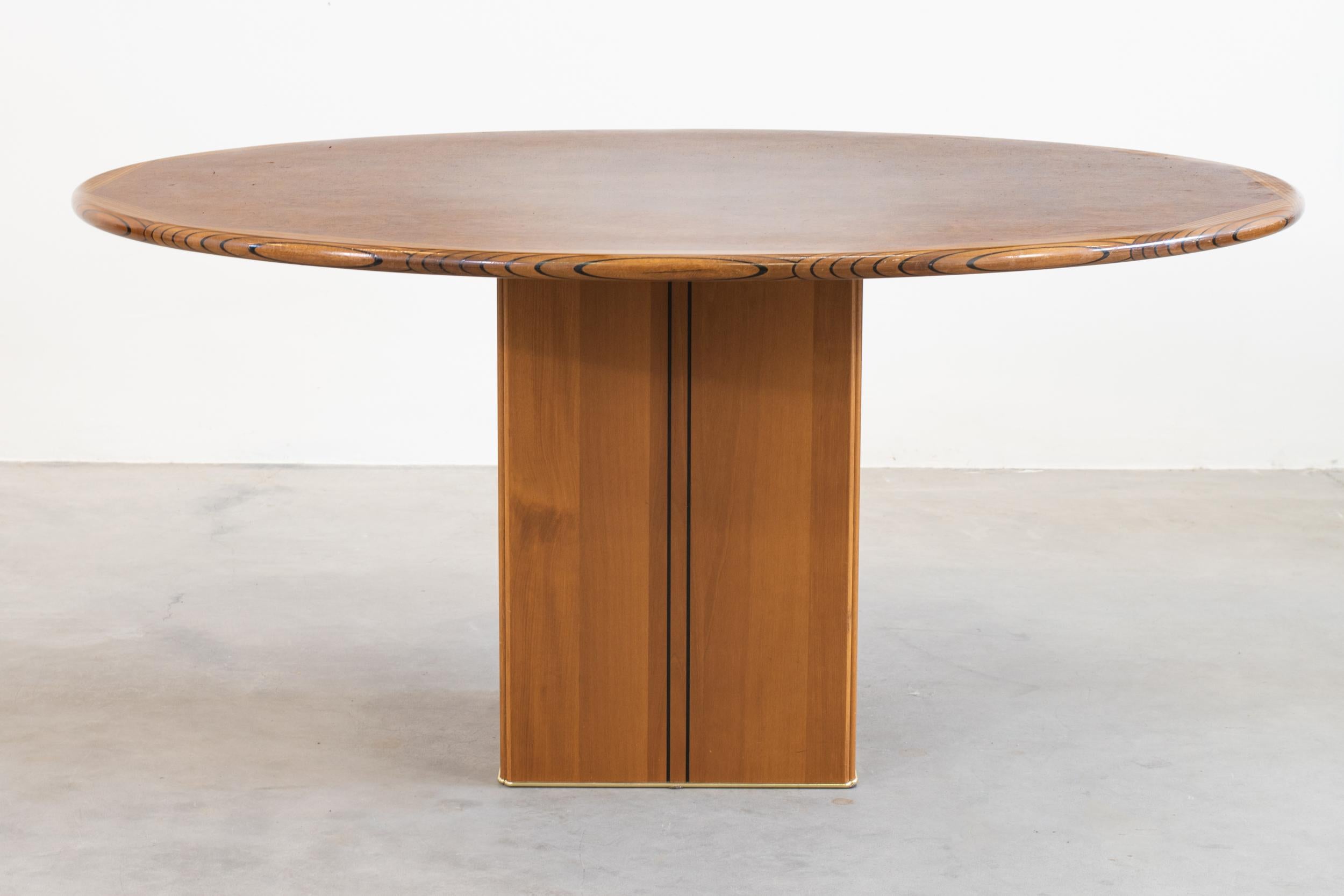 Round dining table designed by Afra and Tobia Scarpa and produced by Maxalto, Italy, 1975
Table in walnut and burl form the Artona series by Maxalto.