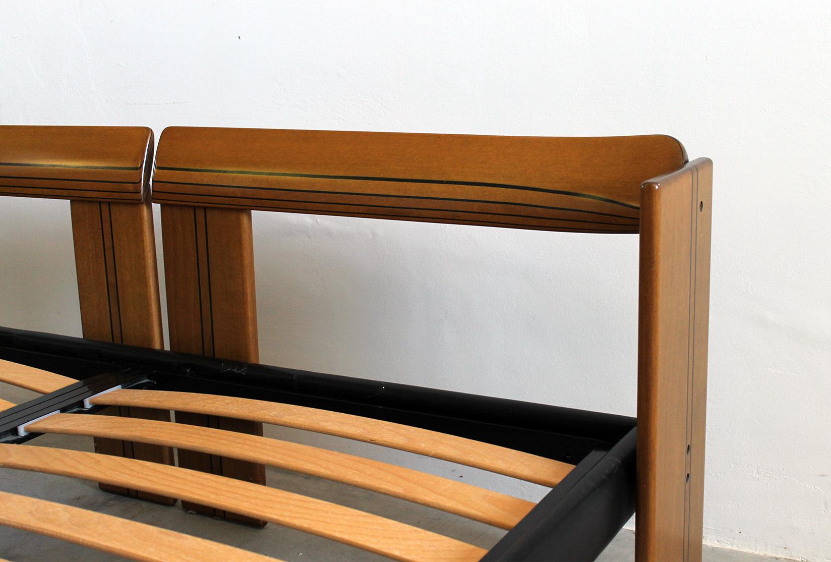 Mid-Century moderno Telaio per letto Artona di Tobia & Tobia Scarpa in noce e pelle di Maxalto anni '70  in vendita