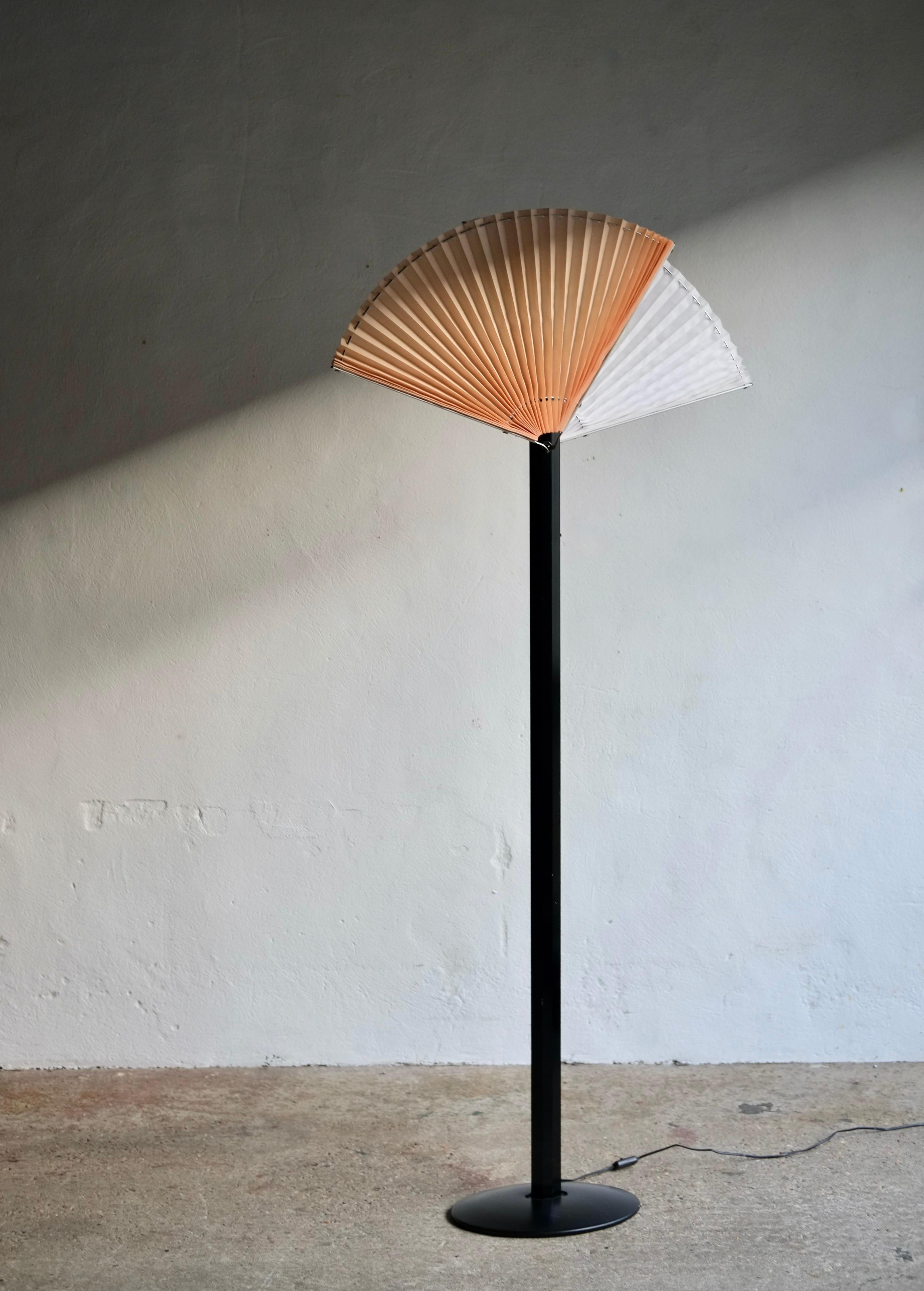 Butterfly floor lamp designed by Afra and Tobia Scarpa for Italian lighting company Flos, Italy, 1985.

Featuring fan like lamp shades that enable various light, one shade is white and the other a peachy pink. The lamp is in good vintage condition