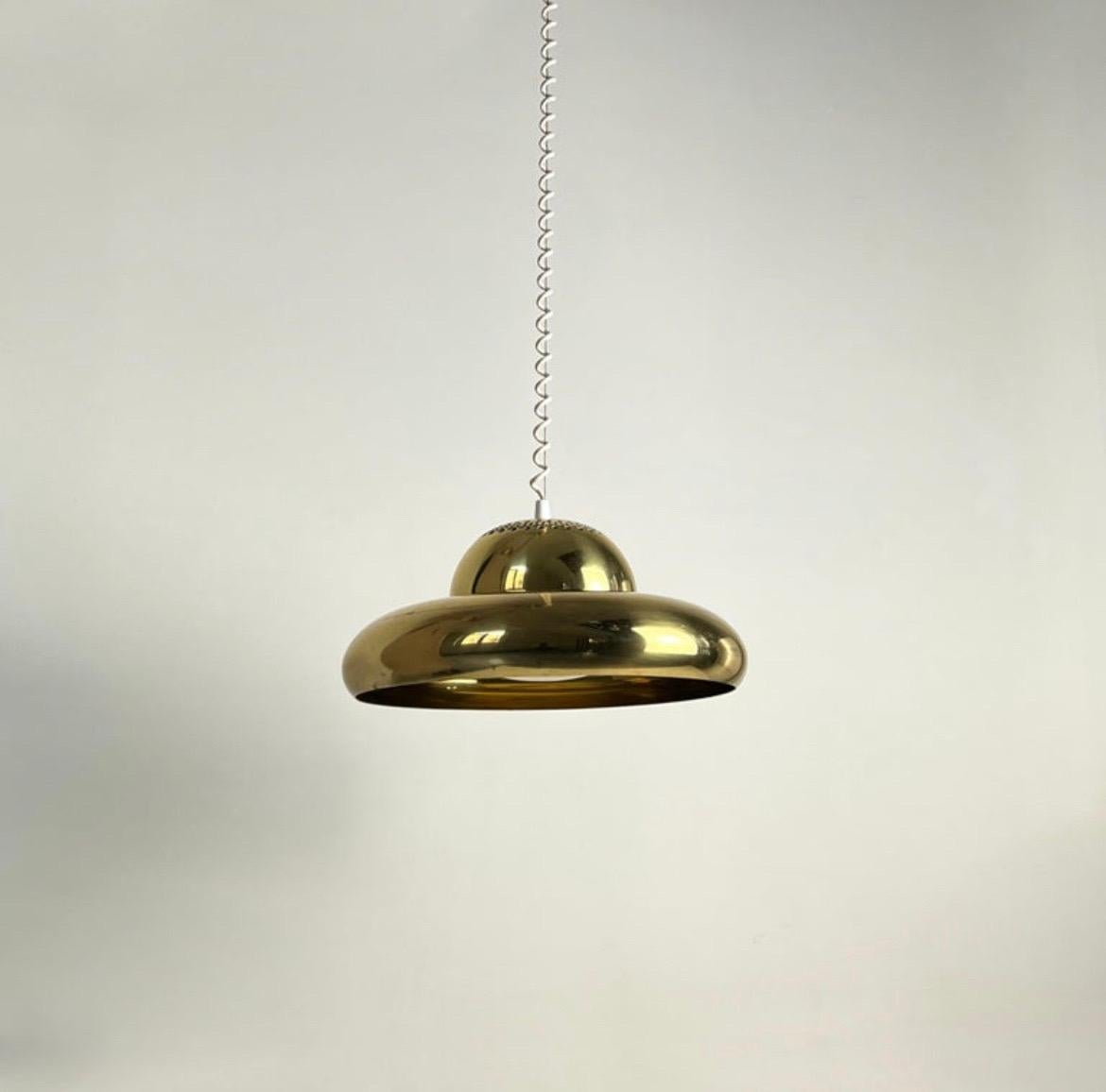 La suspension Foot di Loto a été conçue par Afra & Tobia Scarpa dans les années 1960, elle a été éditée par Flos.
Ce modèle est en métal plaqué laiton, il diffuse une lumière filtrée.