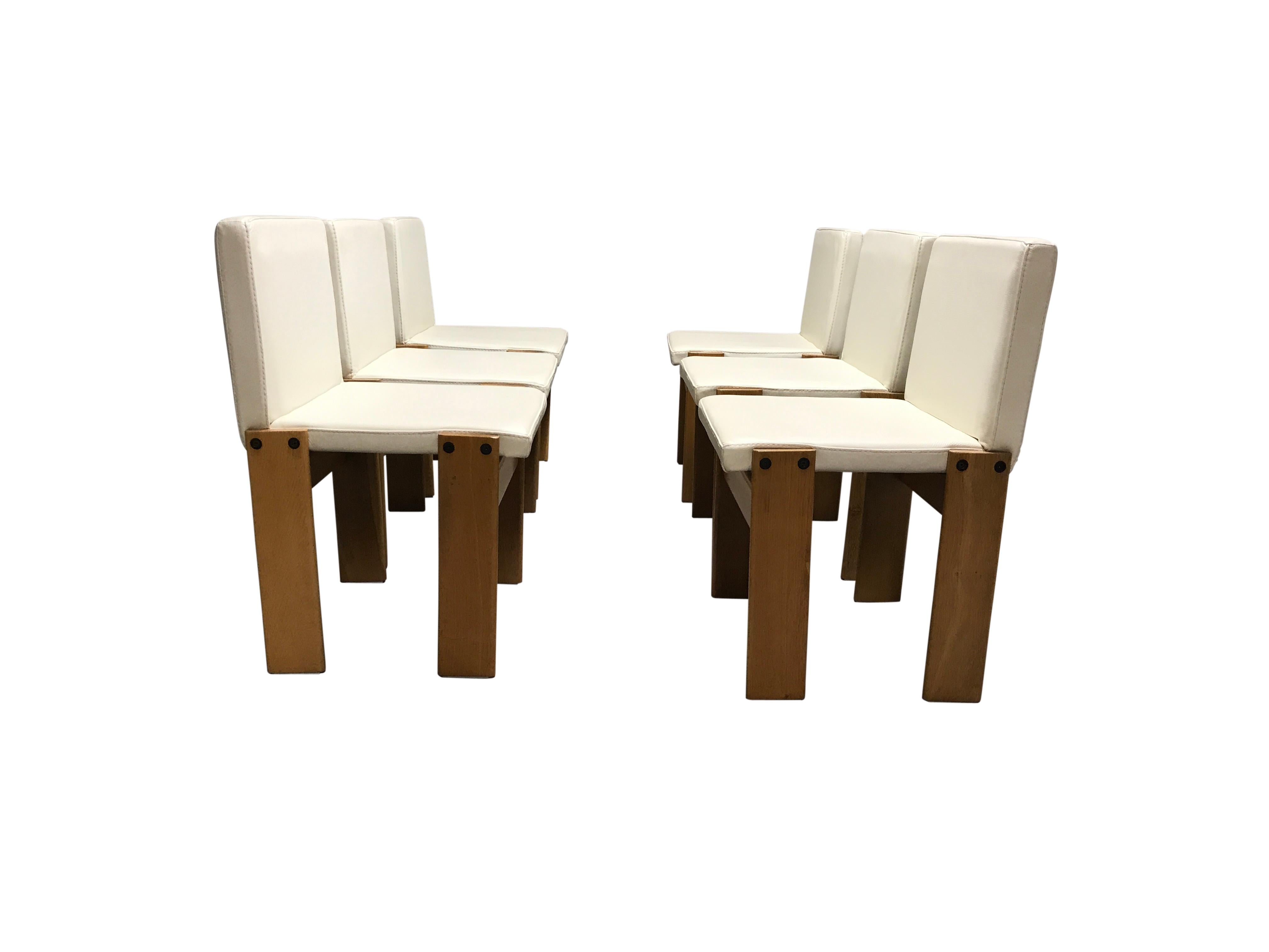 Set of 6 'Monk' chairs designed by Afra & Tobia Scarpa in 1974 & manufactured by Molteni.

These timeless and elegant chairs are made of a walnut wooden frame with redone white leather seat and backrests.

Good condition.

1974, Italy

Some