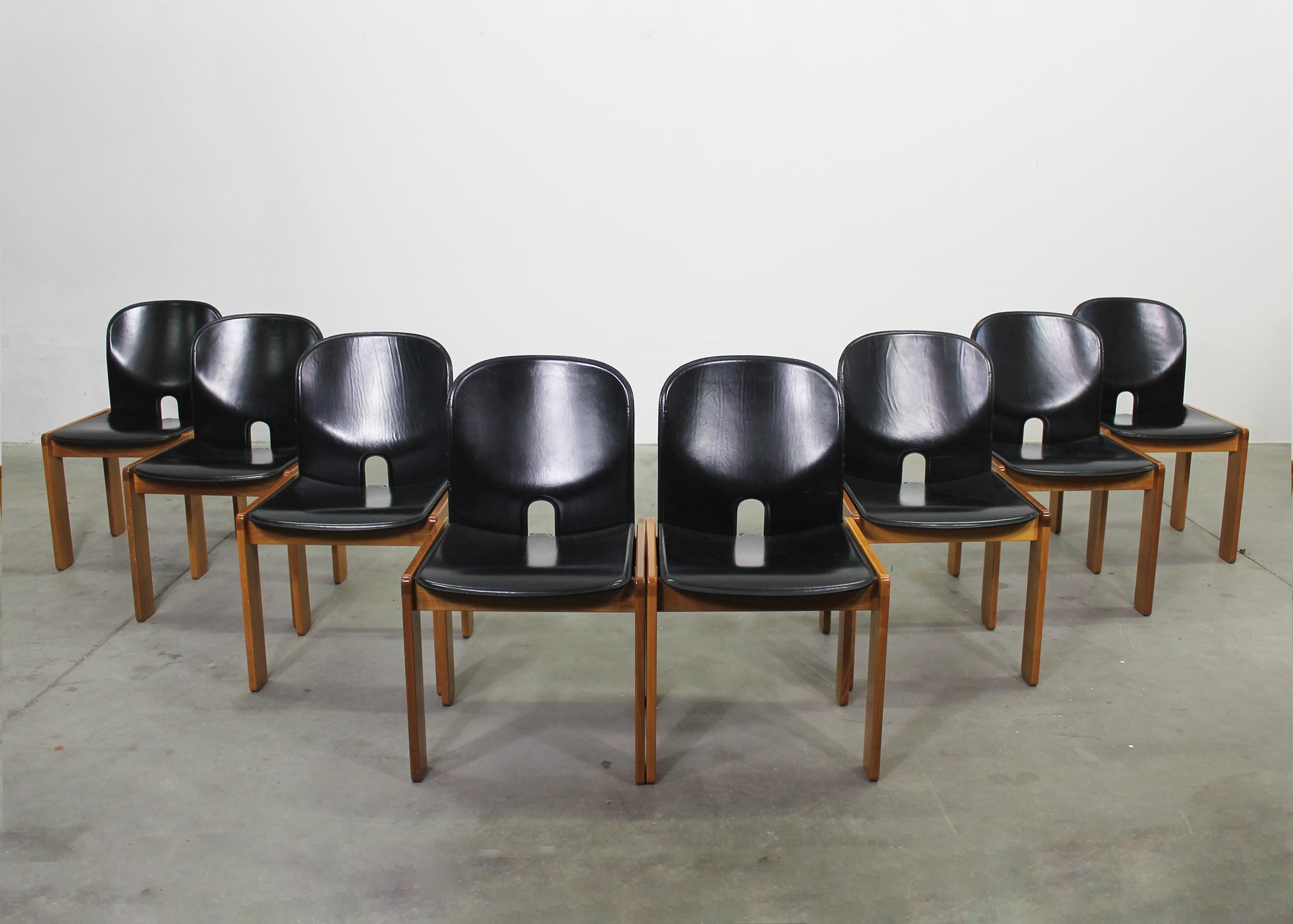 Mid-Century moderno Tobia & Tobia Scarpa Set di otto sedie 121 in pelle nera di Cassina 1970ca. in vendita