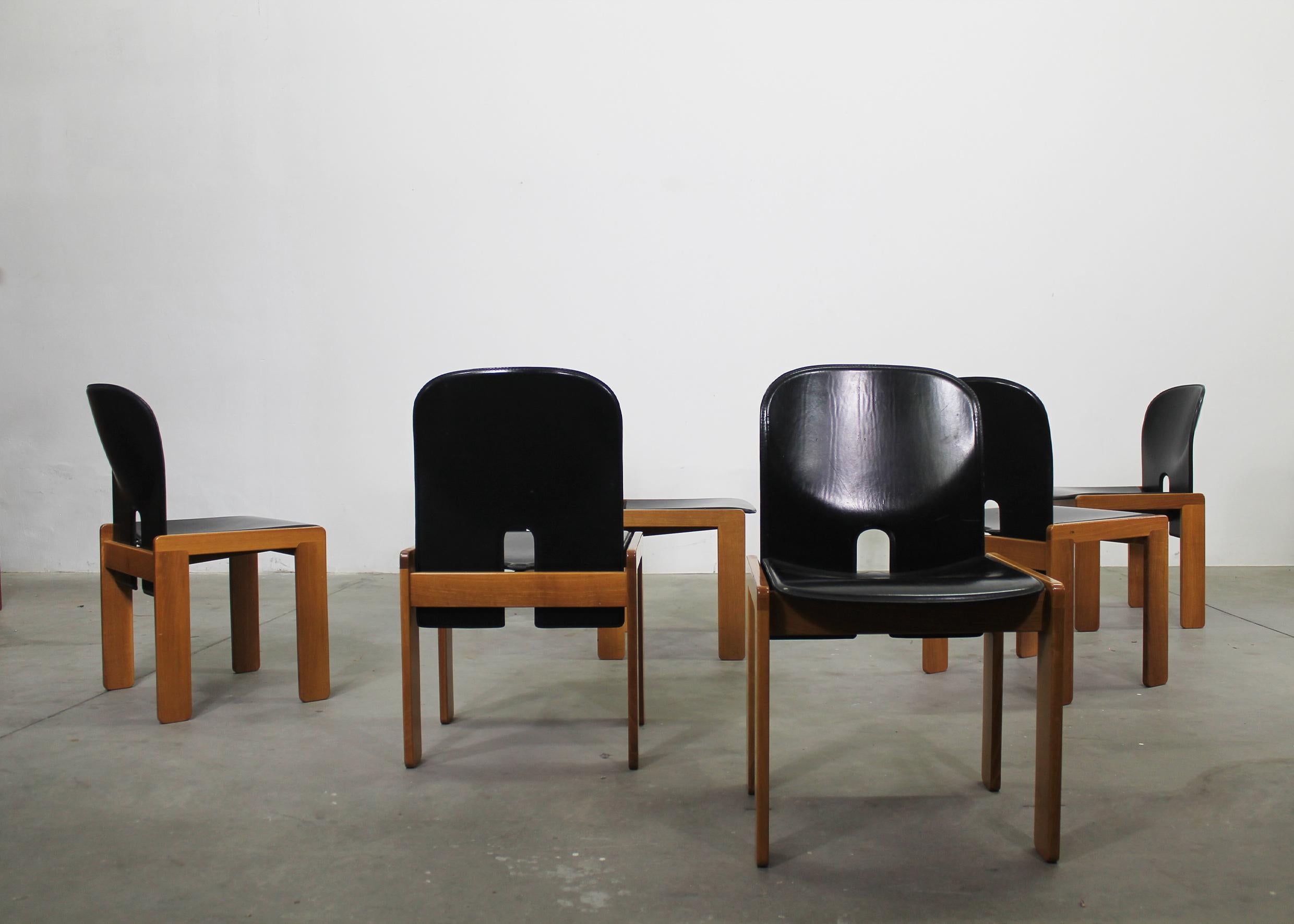 Italiano Tobia & Tobia Scarpa Set di otto sedie 121 in pelle nera di Cassina 1970ca. in vendita