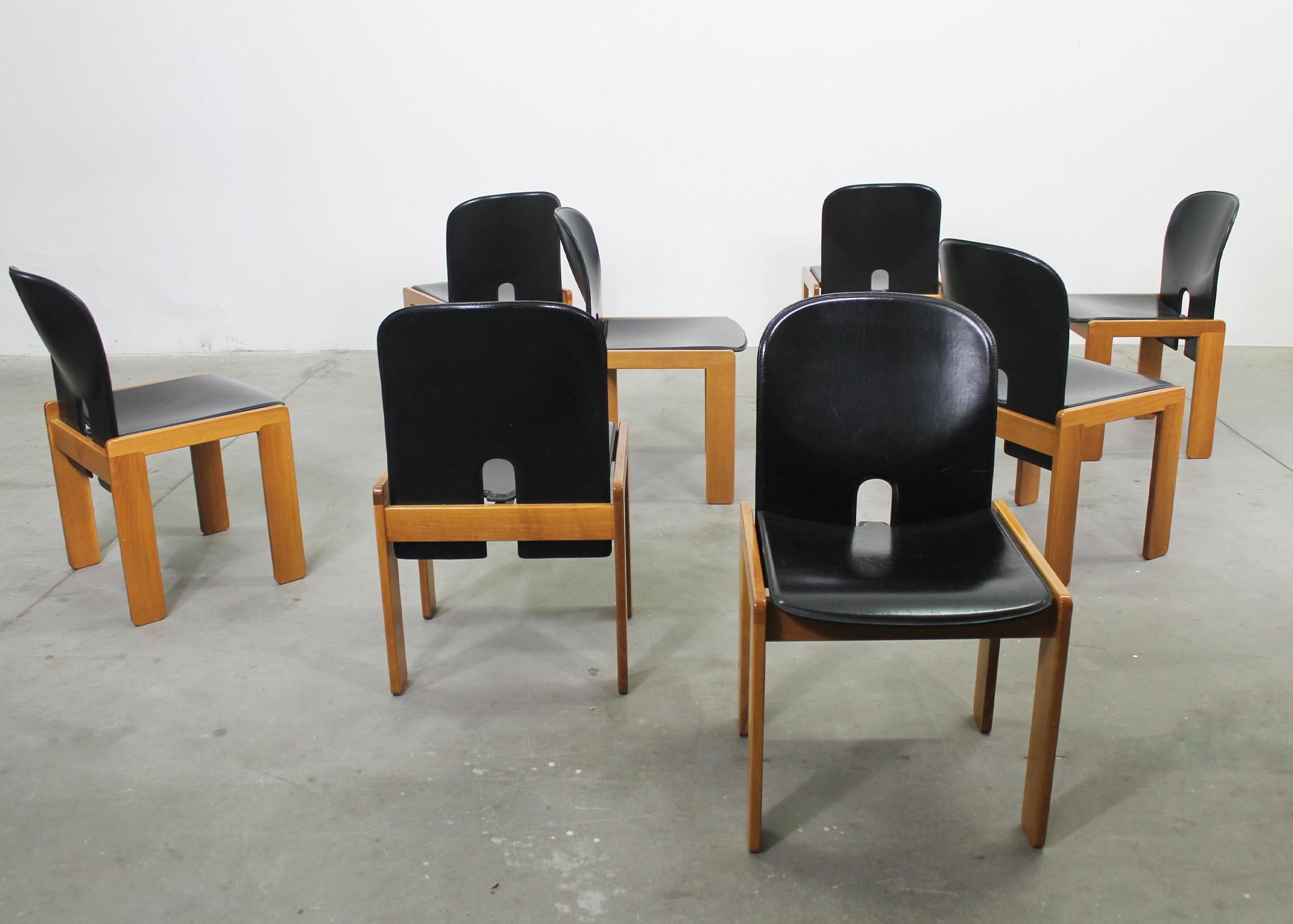 Altro Tobia & Tobia Scarpa Set di otto sedie 121 in pelle nera di Cassina 1970ca. in vendita