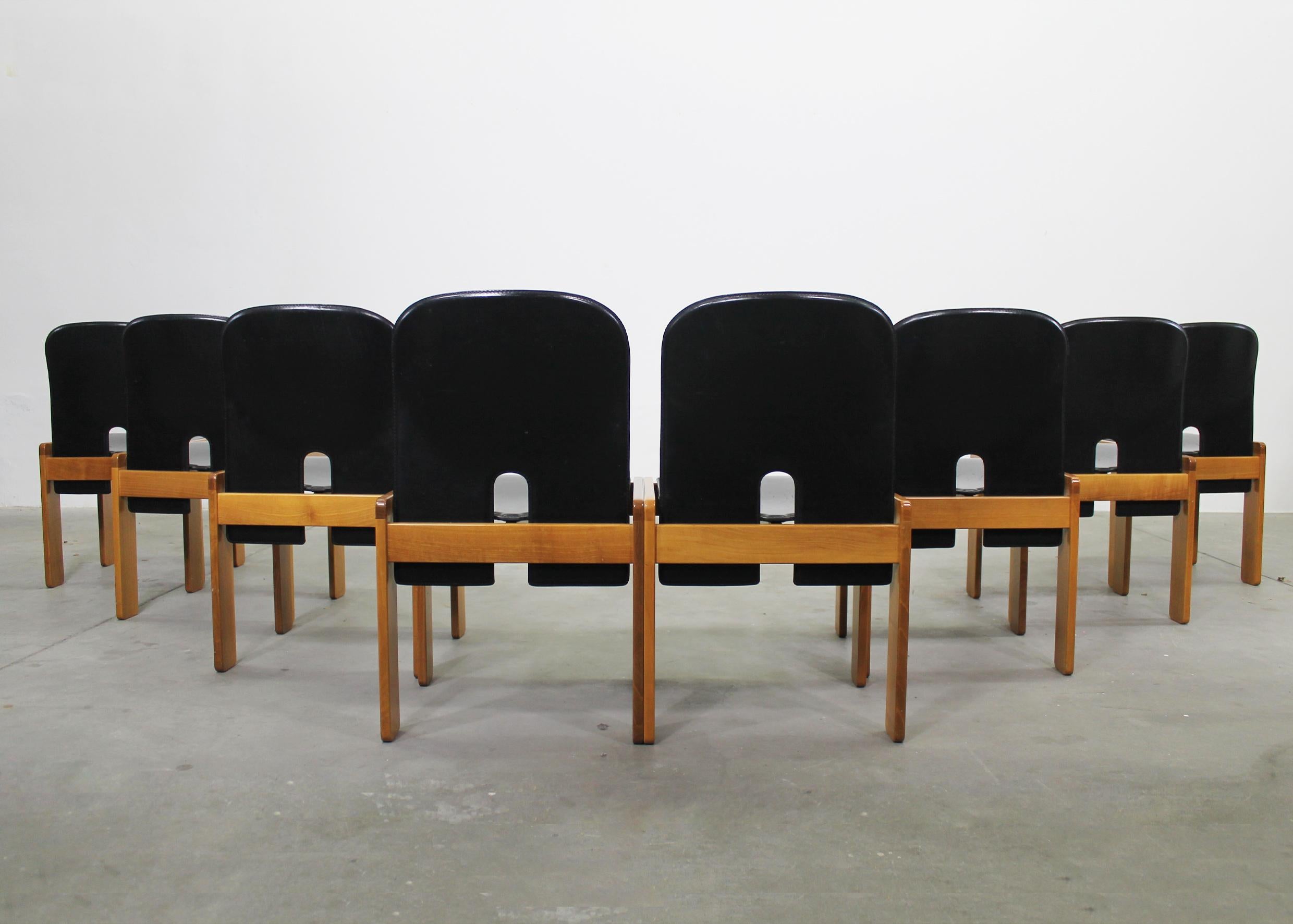 Metà XX secolo Tobia & Tobia Scarpa Set di otto sedie 121 in pelle nera di Cassina 1970ca. in vendita